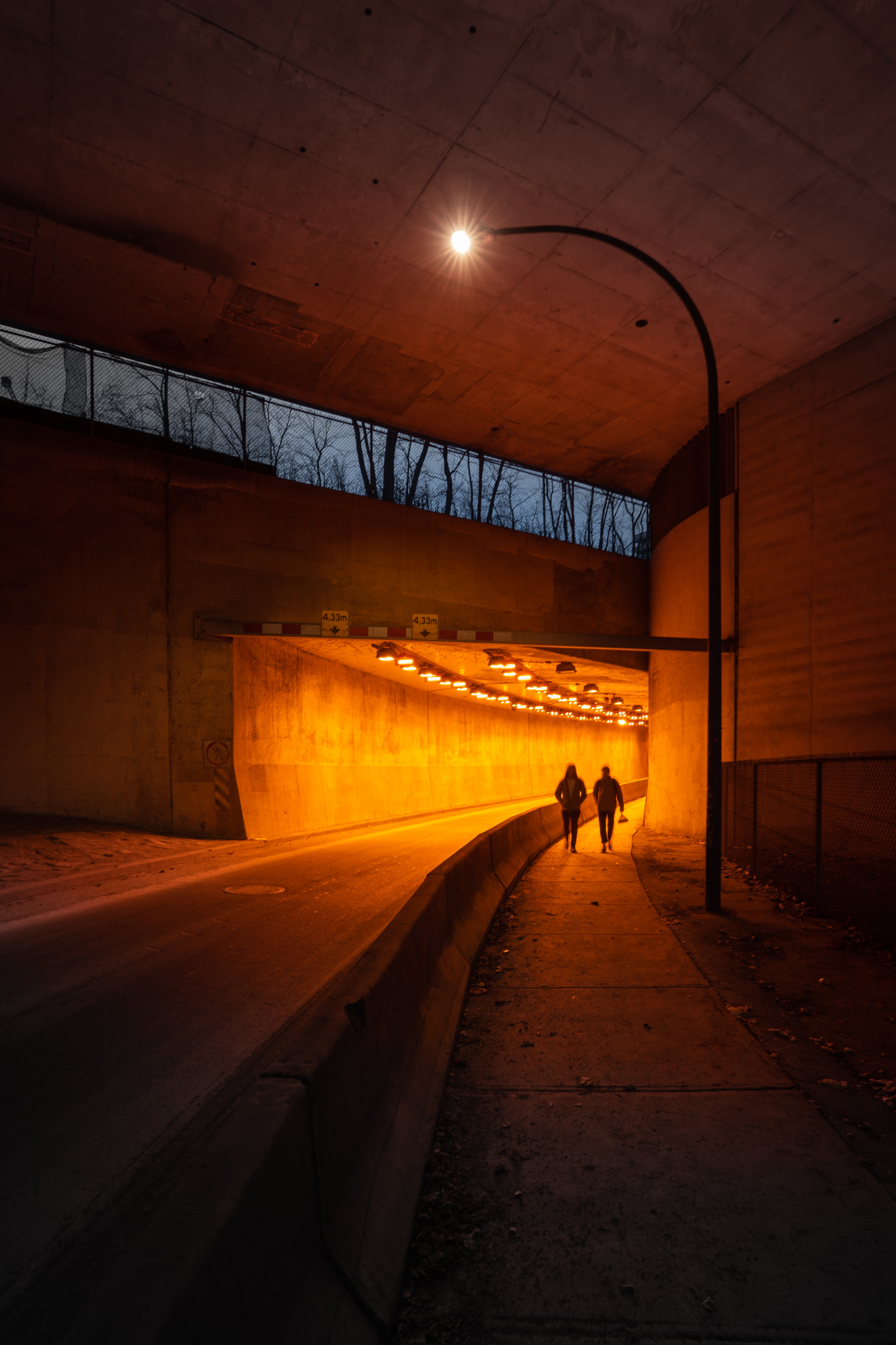 Handy-Wallpaper Tunnel, Silhouetten, Dunkel, Menschen kostenlos herunterladen.