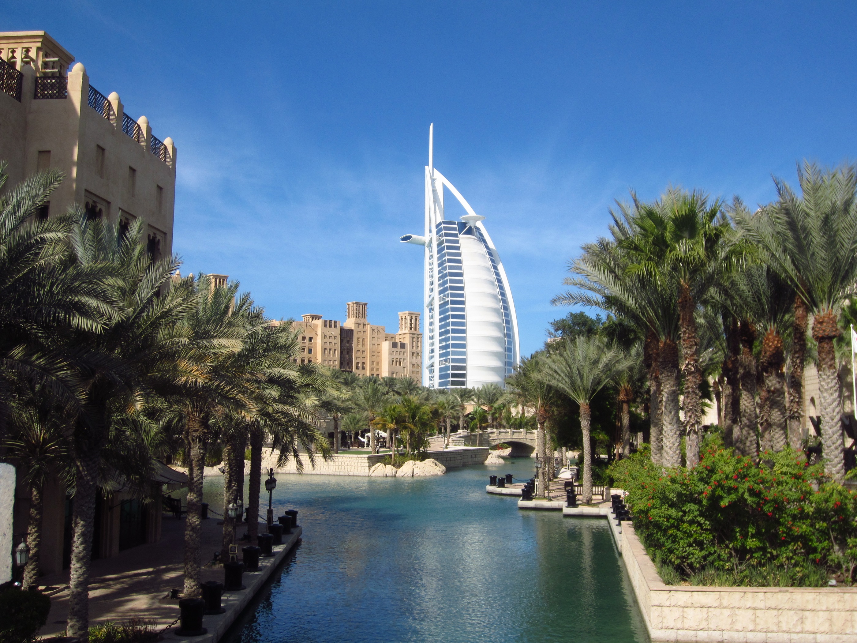 Скачать картинку Пальмы, Дубай, Мост, Здание, Бурдж Аль Араб, Объединённые Арабские Эмираты, Сделано Человеком в телефон бесплатно.