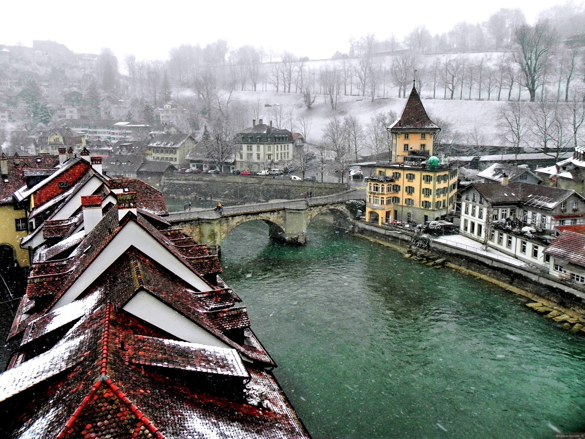 439322 скачать обои снегопад, сделано человеком, берн, канал, город, дом, швейцария, города - заставки и картинки бесплатно