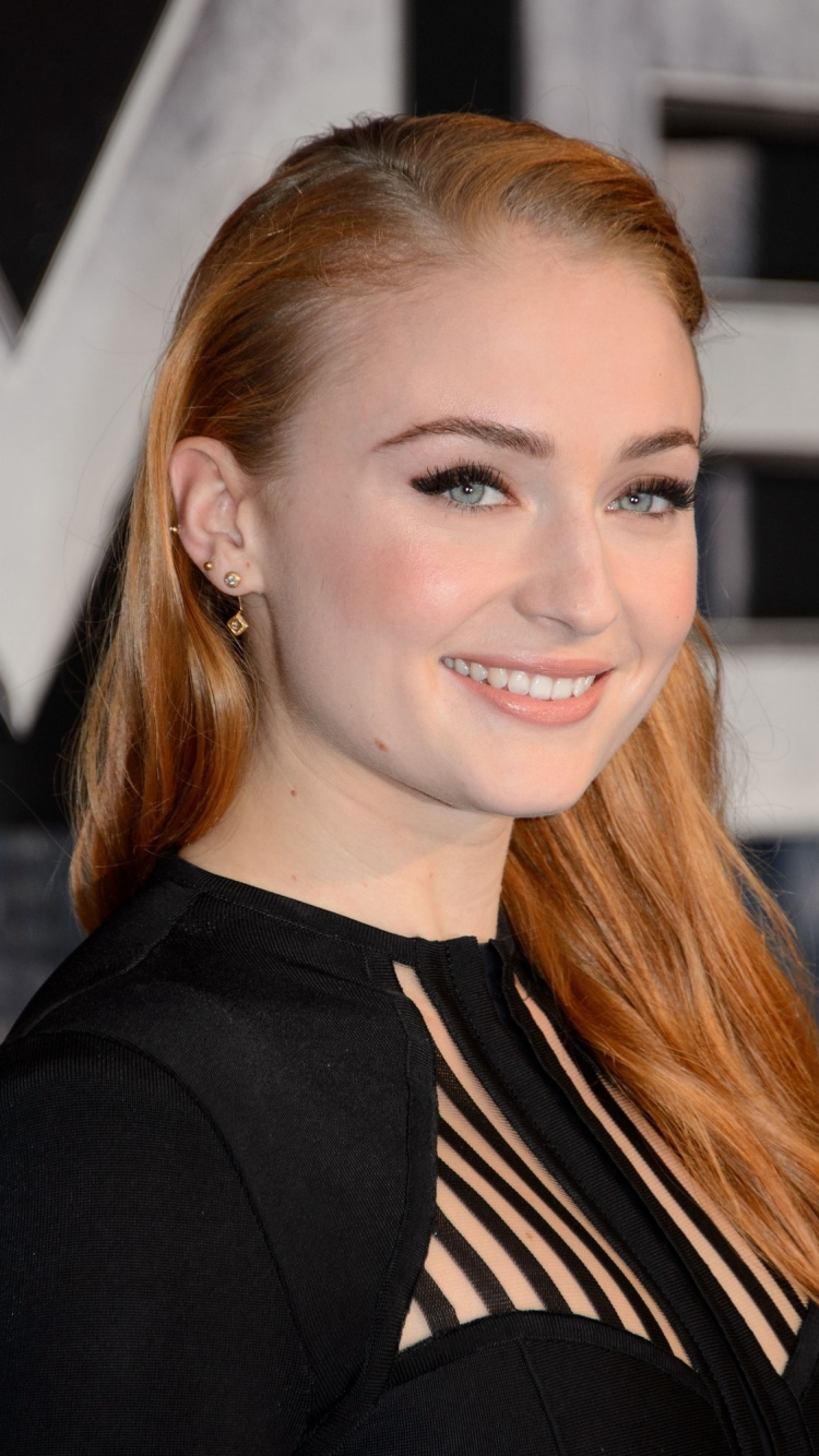 Baixar papel de parede para celular de Sorriso, Inglês, Olhos Azuis, Celebridade, Cabelo Longo, Atriz, Sophie Turner gratuito.