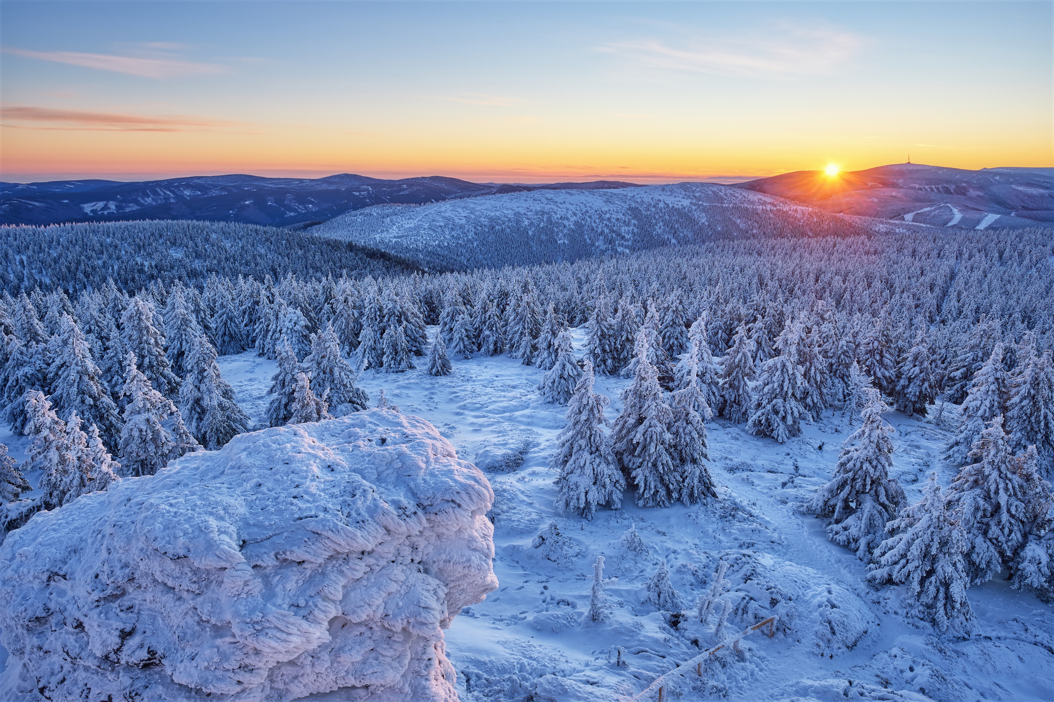 Скачать обои бесплатно Зима, Природа, Снег, Гора, Лес, Чехия, Восход Солнца, Земля/природа картинка на рабочий стол ПК