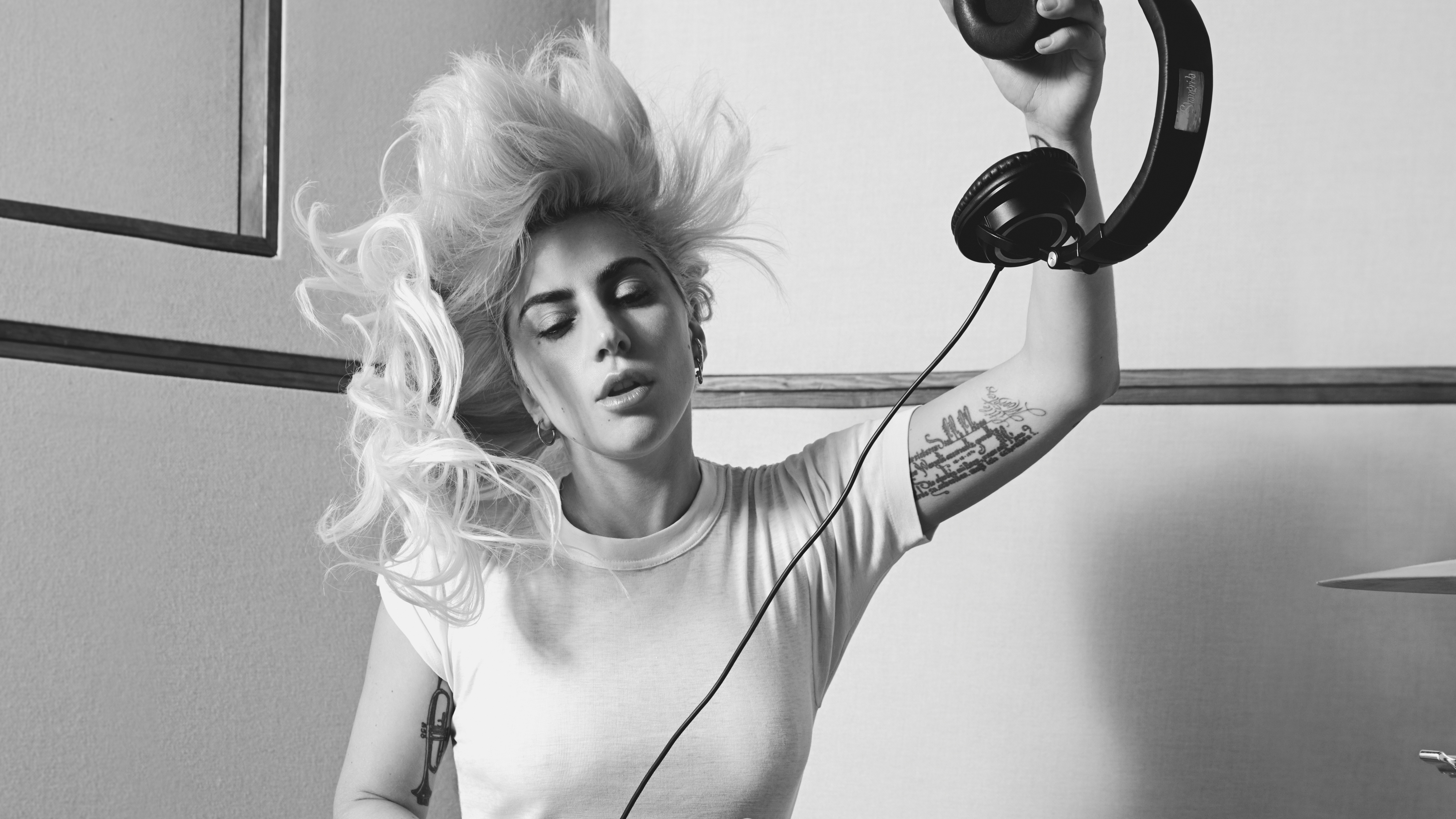 Handy-Wallpaper Musik, Kopfhörer, Tätowierung, Sänger, Schwarz Weiß, Ohrringe, Amerikanisch, Blondinen, Lady Gaga kostenlos herunterladen.