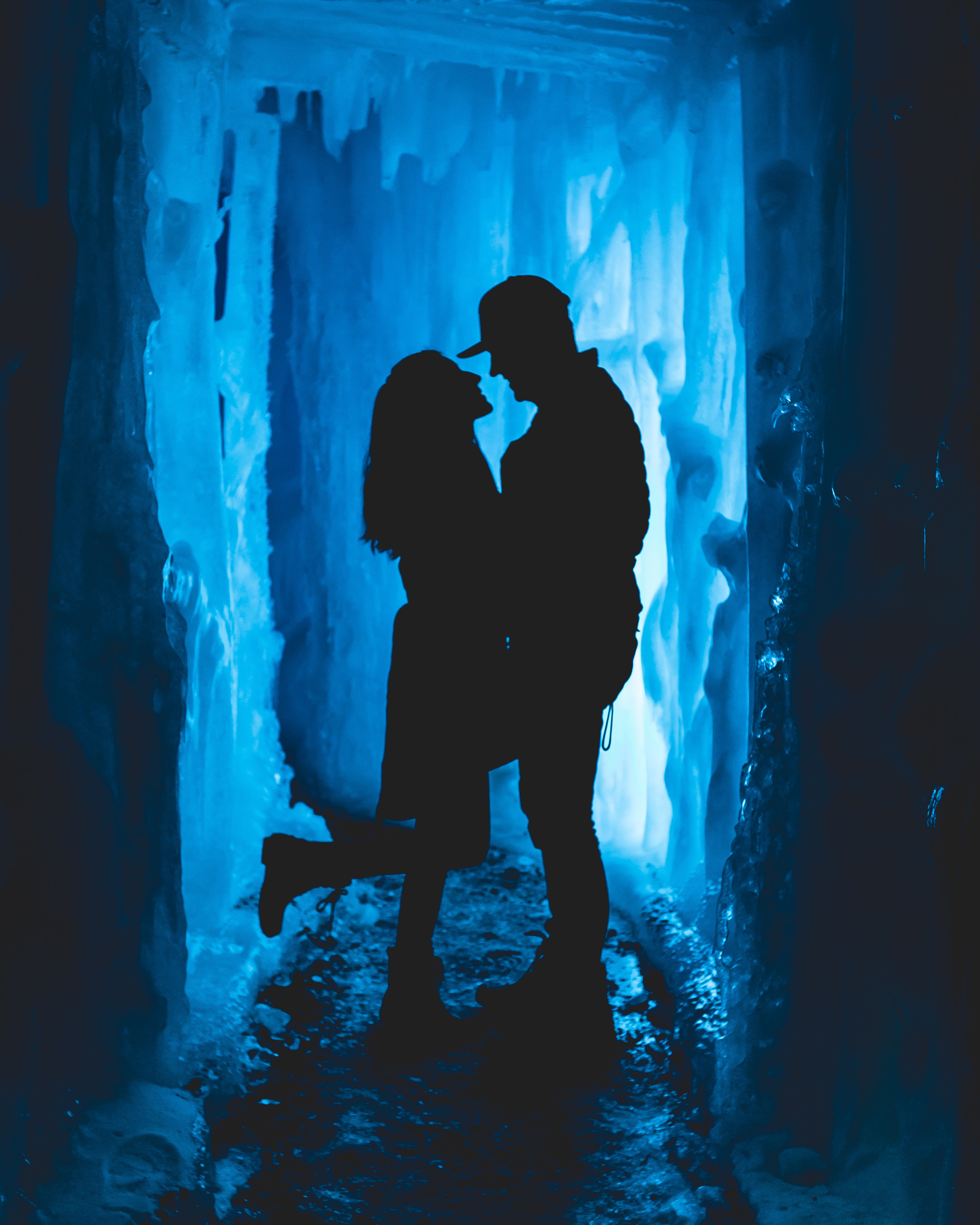 Free download wallpaper Pair, Dark, Couple, Silhouettes, Cave, Love on your PC desktop