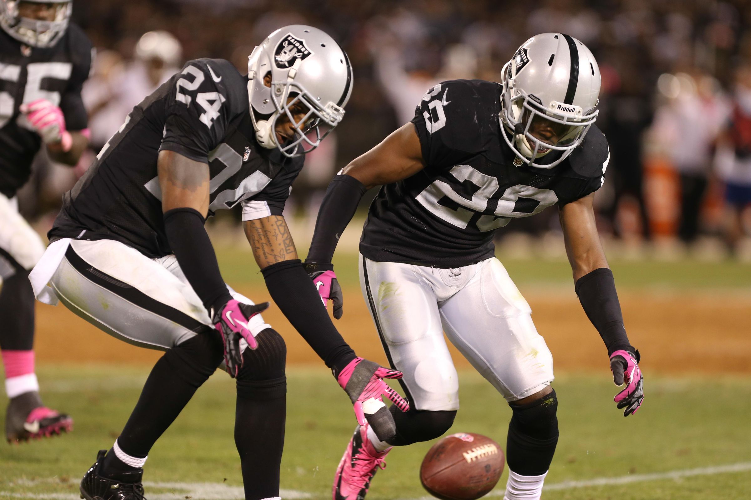 Download mobile wallpaper Sports, Football, Oakland Raiders for free.