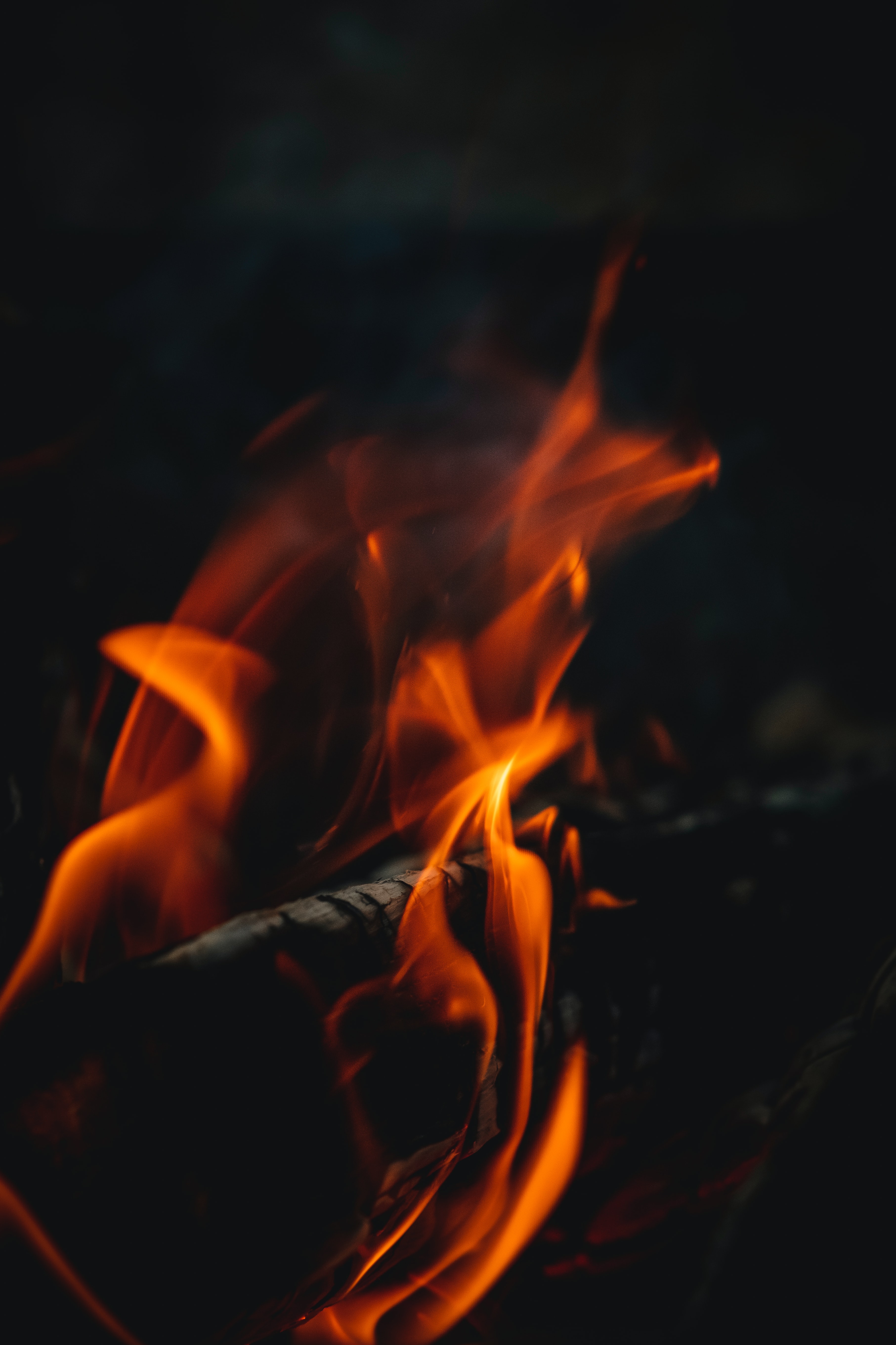 Laden Sie das Feuer, Bonfire, Flamme, Nahaufnahme, Dunkel-Bild kostenlos auf Ihren PC-Desktop herunter