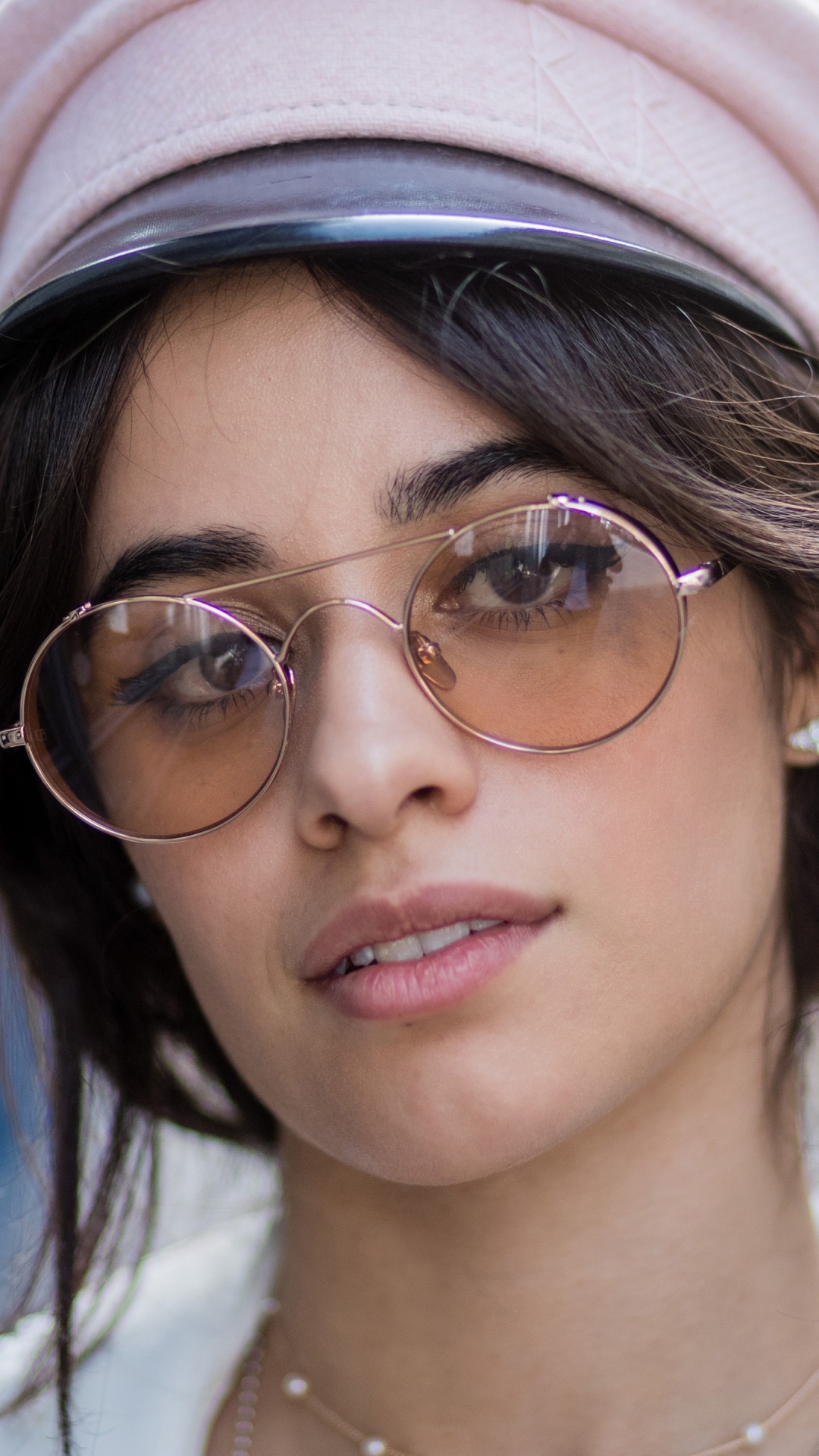 Descarga gratuita de fondo de pantalla para móvil de Música, Morena, Cantante, Lentes, Sombrero, Ojos Cafés, Latinos, Camila Cabello.