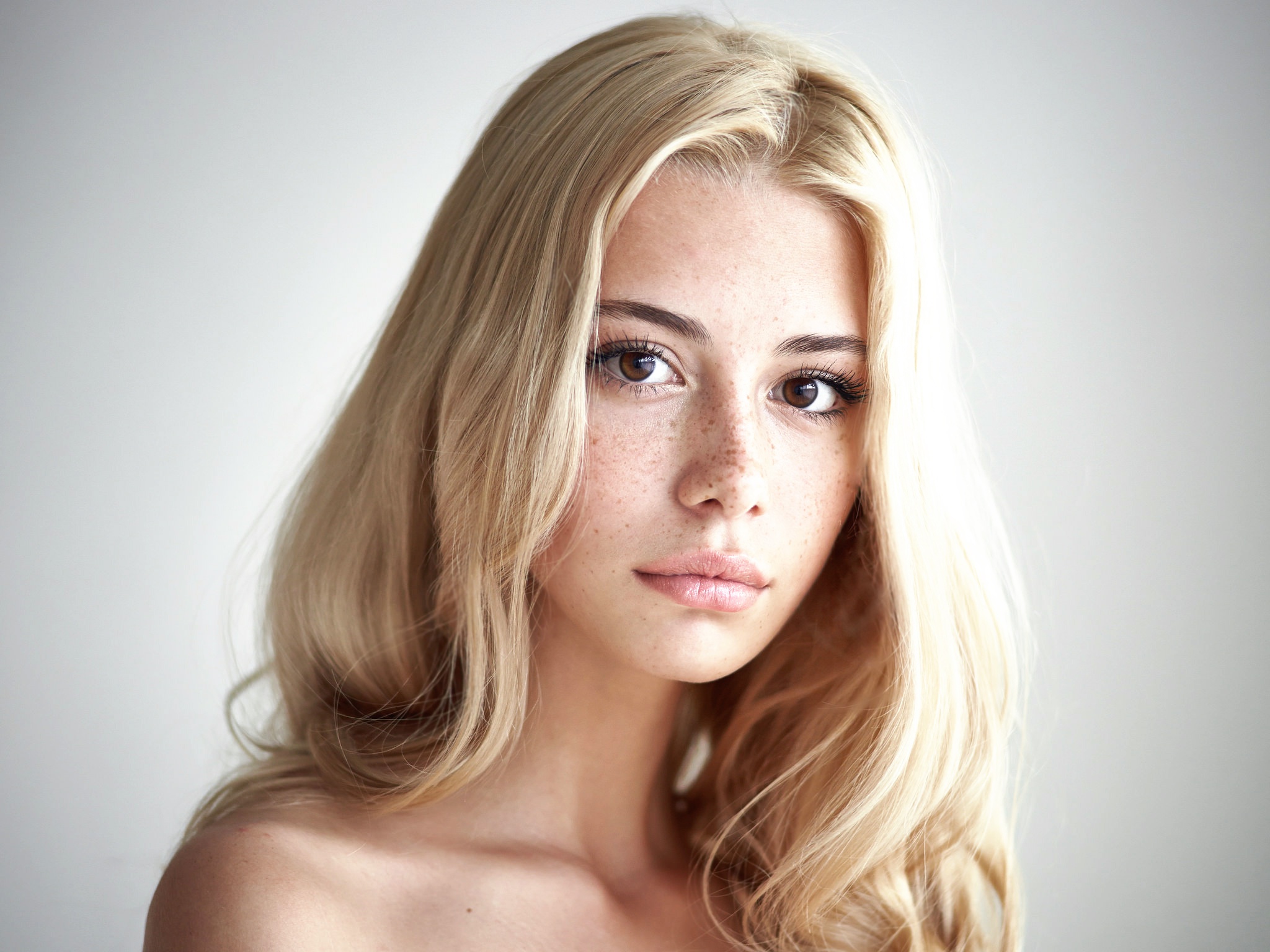 Free download wallpaper Blonde, Face, Model, Women, Freckles, Brown Eyes on your PC desktop