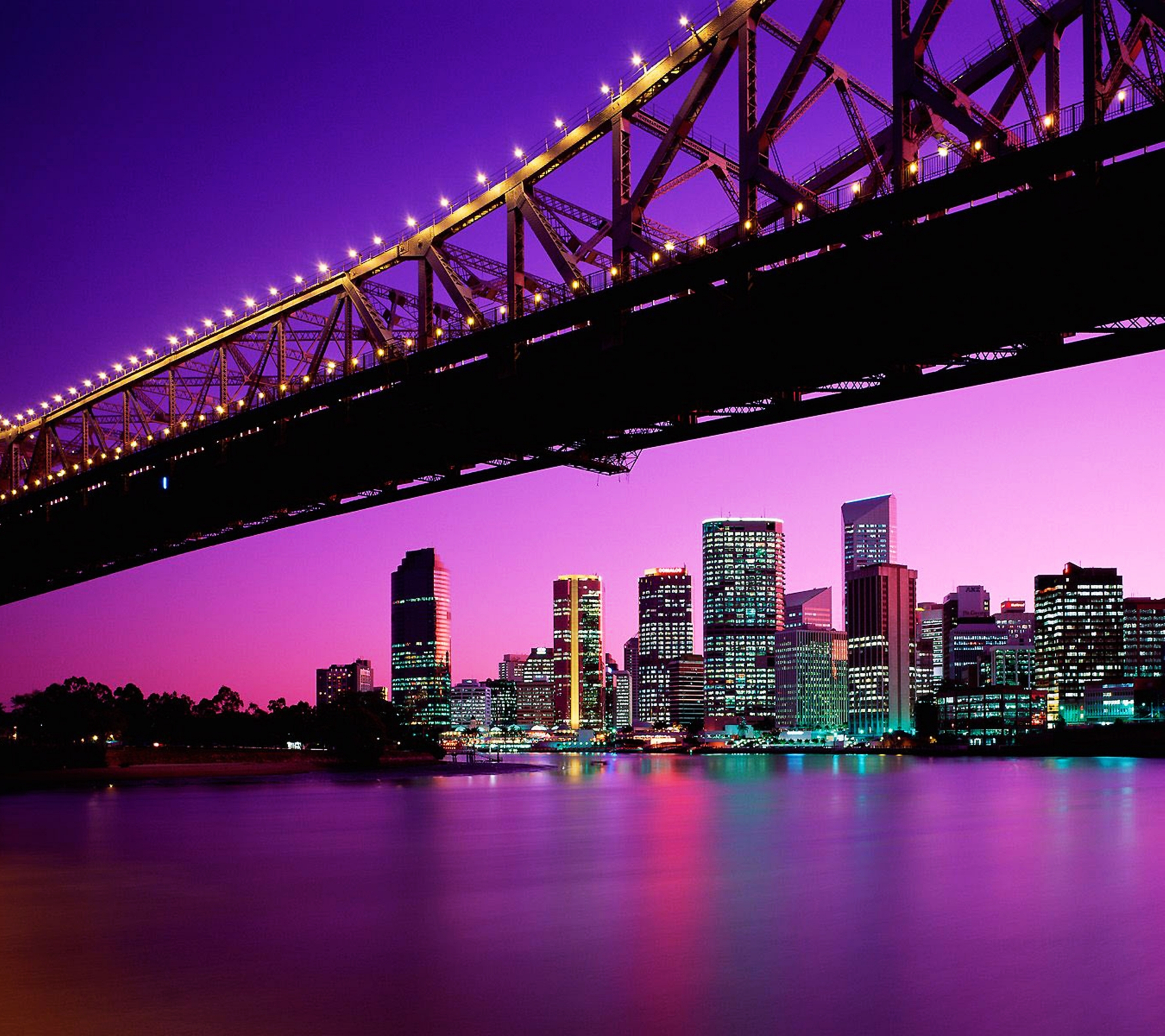 Handy-Wallpaper Städte, Stadt, Wolkenkratzer, Gebäude, Licht, Brücke, Nacht, Brisbane, Menschengemacht, Großstadt kostenlos herunterladen.