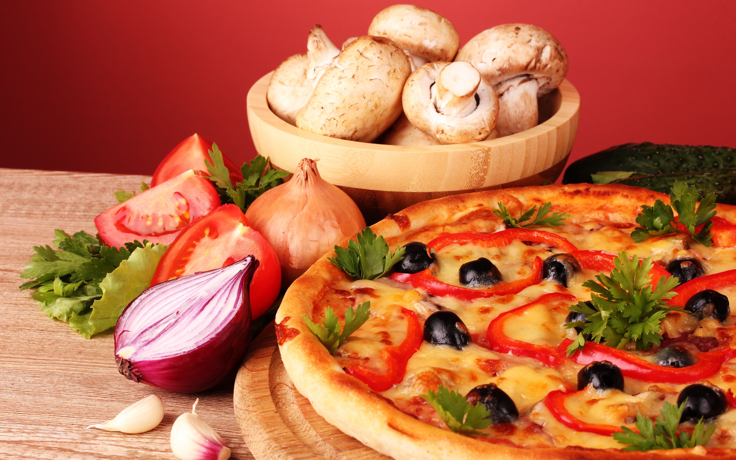568884 Bild herunterladen nahrungsmittel, pizza, knoblauch, pilz, olive, zwiebel, petersilie, tomate - Hintergrundbilder und Bildschirmschoner kostenlos