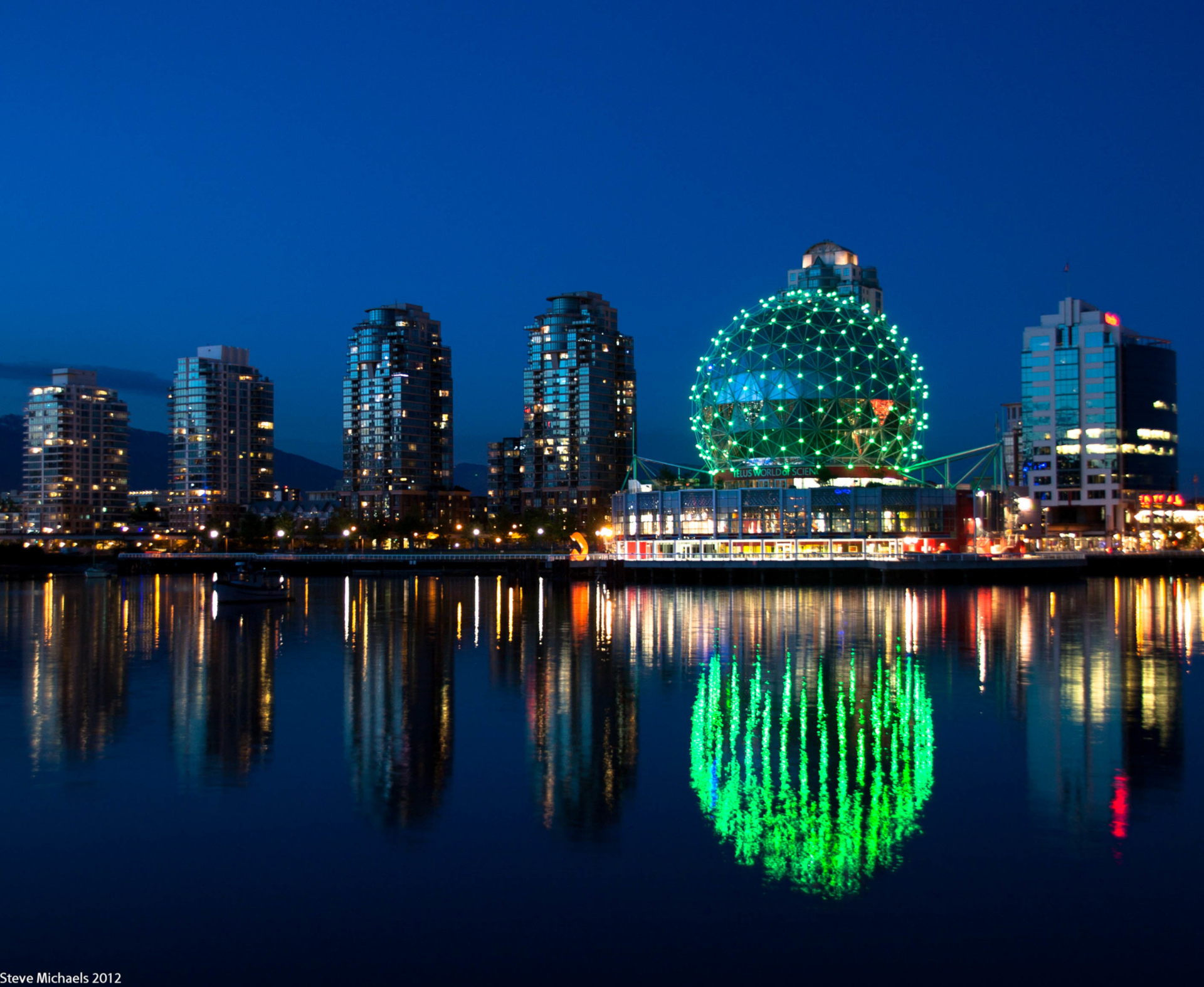 Скачать картинку Города, Река, Отражение, Канада, Свет, Здание, Ванкувер, Сделано Человеком в телефон бесплатно.