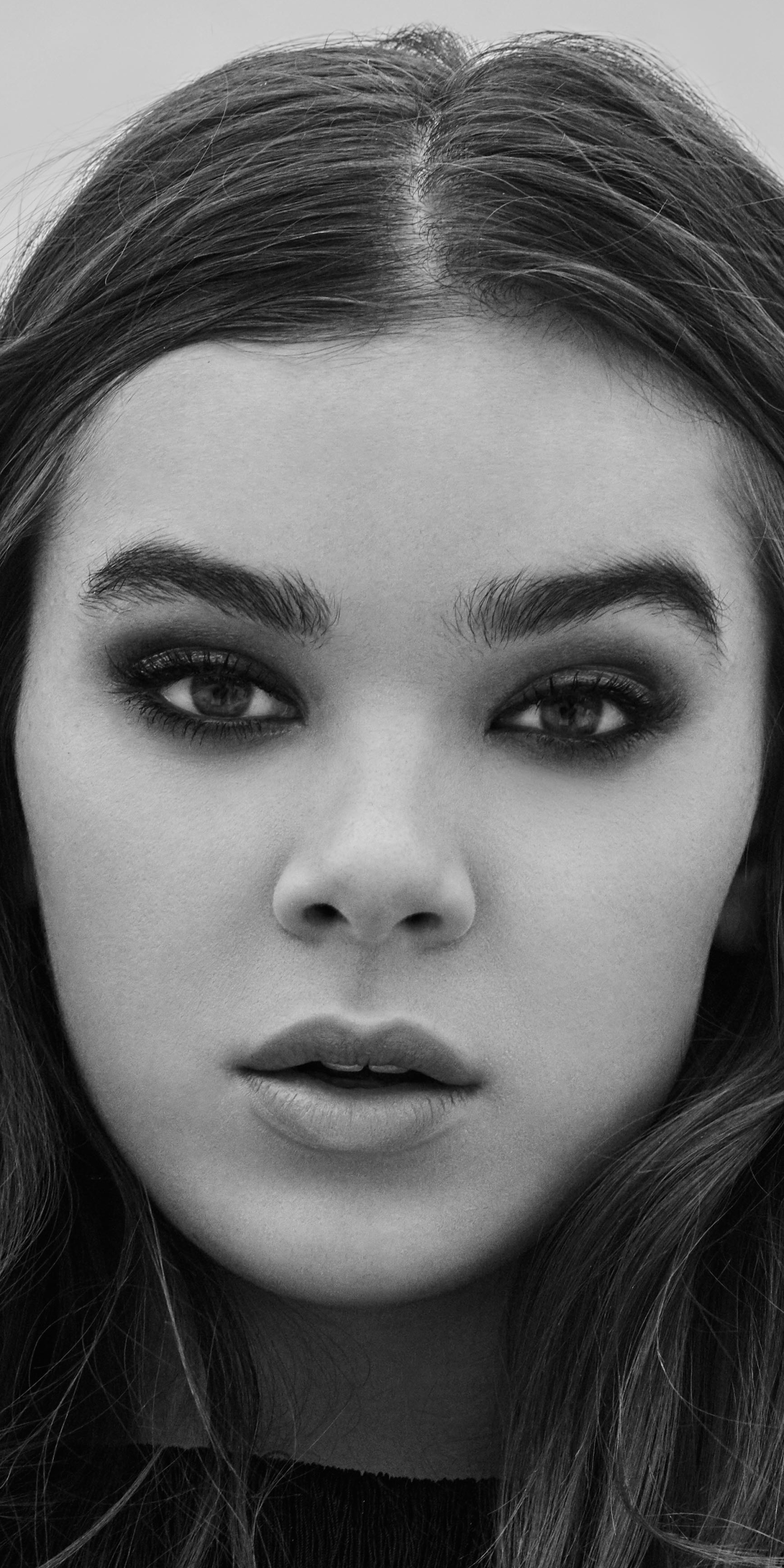 Handy-Wallpaper Nahansicht, Einfarbig, Sänger, Schwarz Weiß, Gesicht, Schwarz Weiss, Berühmtheiten, Darstellerin, Hailee Steinfeld kostenlos herunterladen.