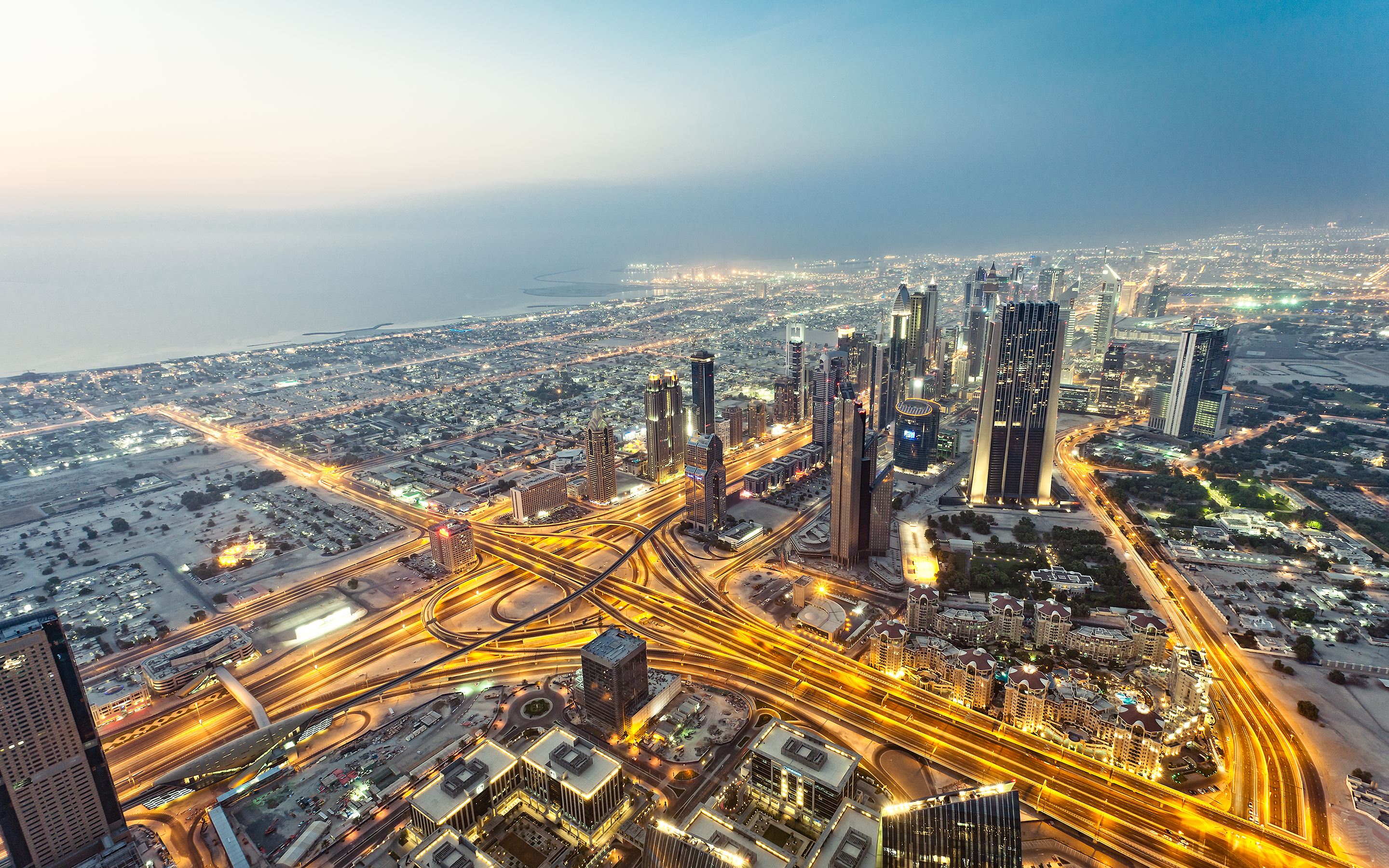 Handy-Wallpaper Dubai, Architektur, Stadtbild, Wolkenkratzer, Gebäude, Städte, Licht, Menschengemacht, Straße, Nacht, Großstadt kostenlos herunterladen.