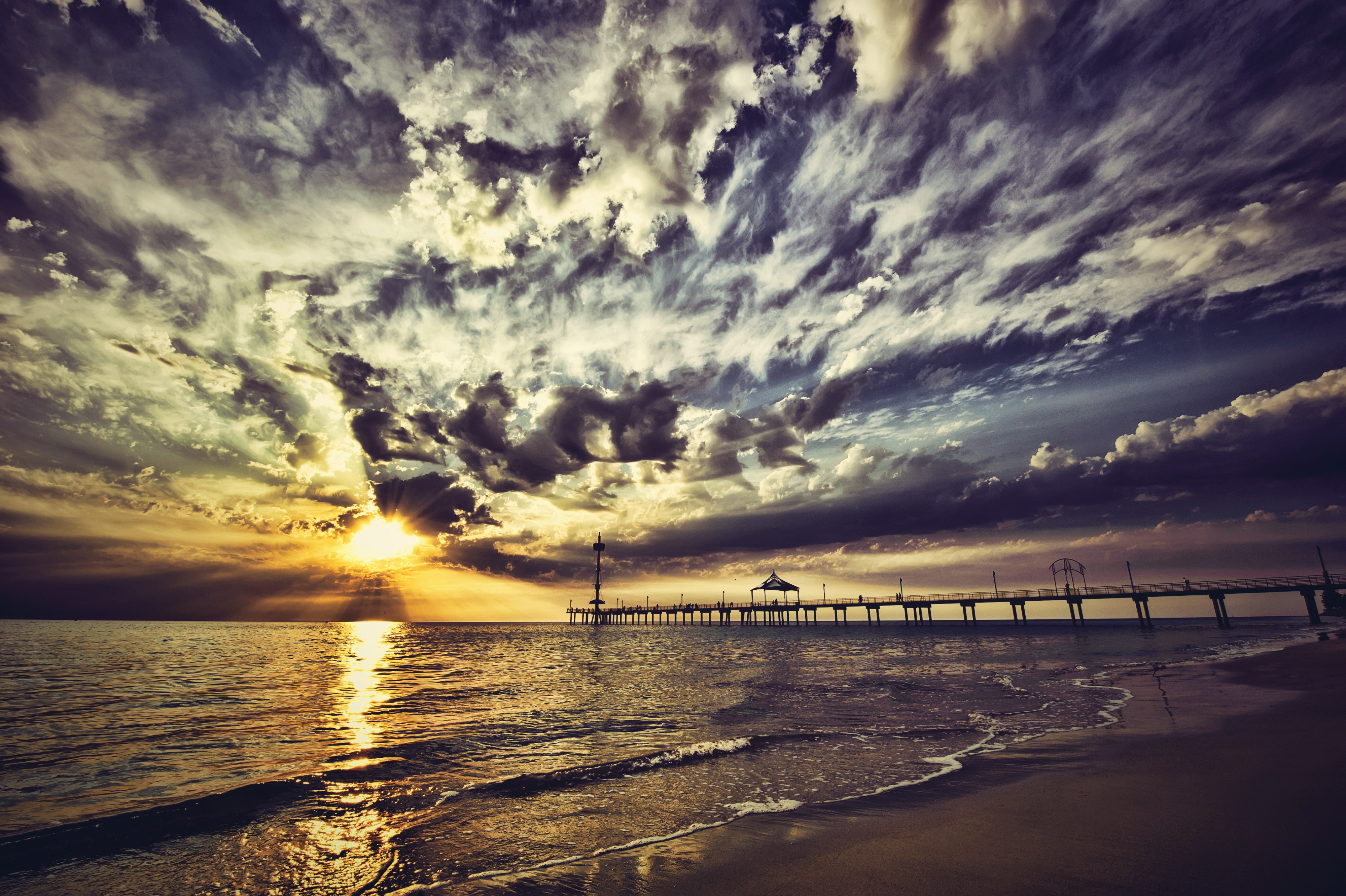 Baixe gratuitamente a imagem Pôr Do Sol, Praia, Píer, Oceano, Luz Solar, Nuvem, Feito Pelo Homem na área de trabalho do seu PC