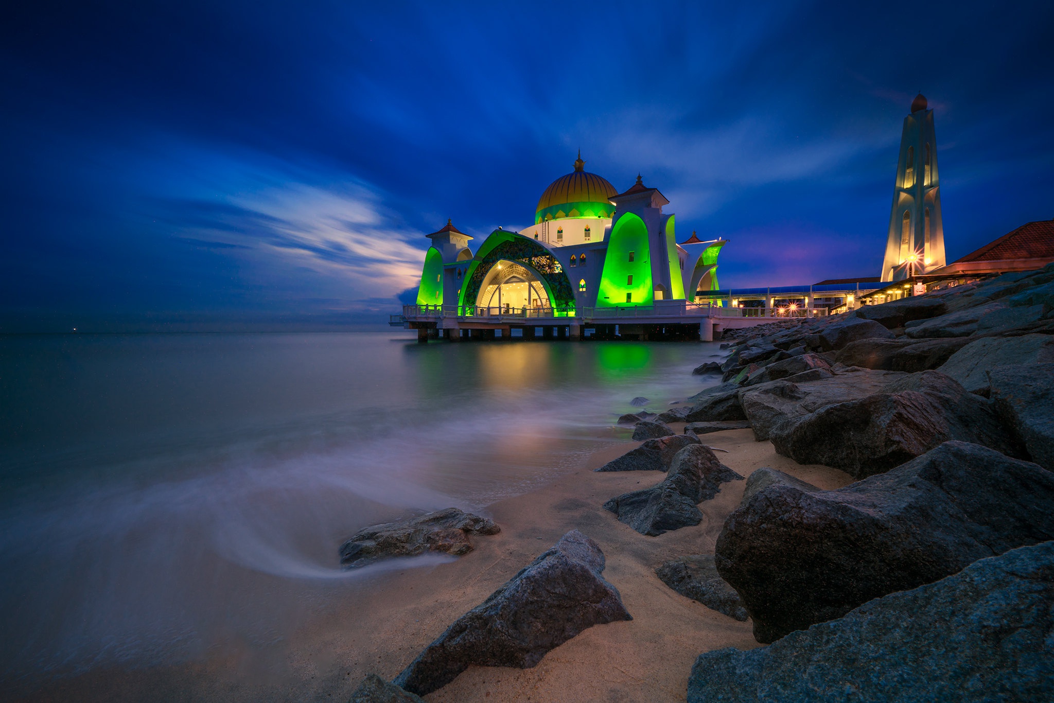 486168 Hintergrundbild herunterladen religiös, moschee in der straße von malakka, malaysia, moscheen - Bildschirmschoner und Bilder kostenlos