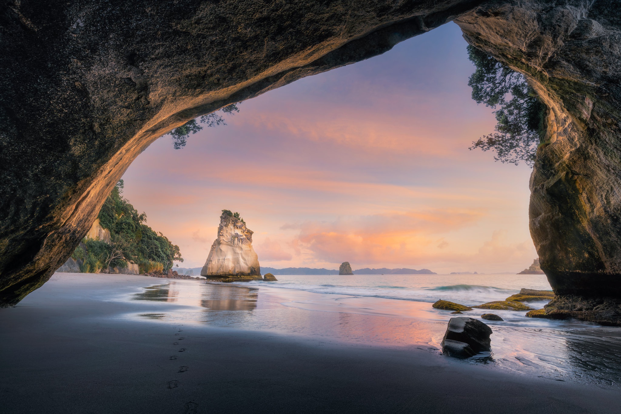 Скачать картинку Пляж, Пещеры, Новая Зеландия, Пещера, Земля/природа в телефон бесплатно.