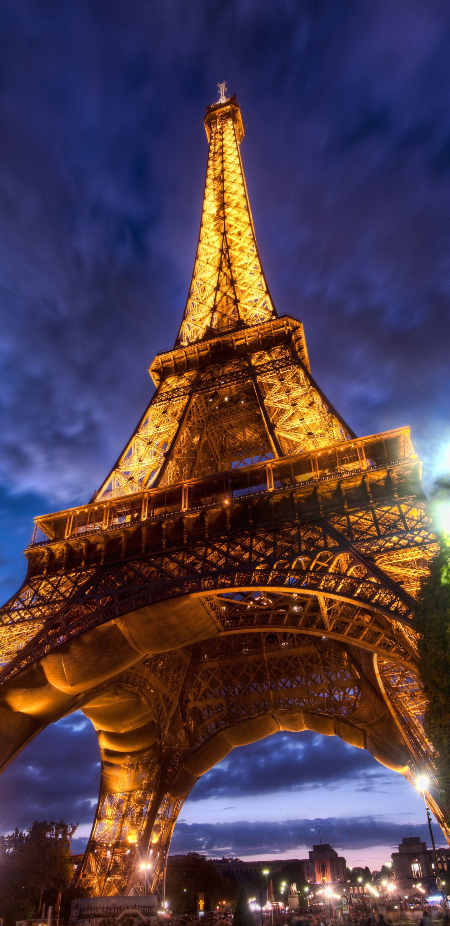 Free download wallpaper Night, Paris, Eiffel Tower, Monuments, Light, France, Monument, Man Made on your PC desktop
