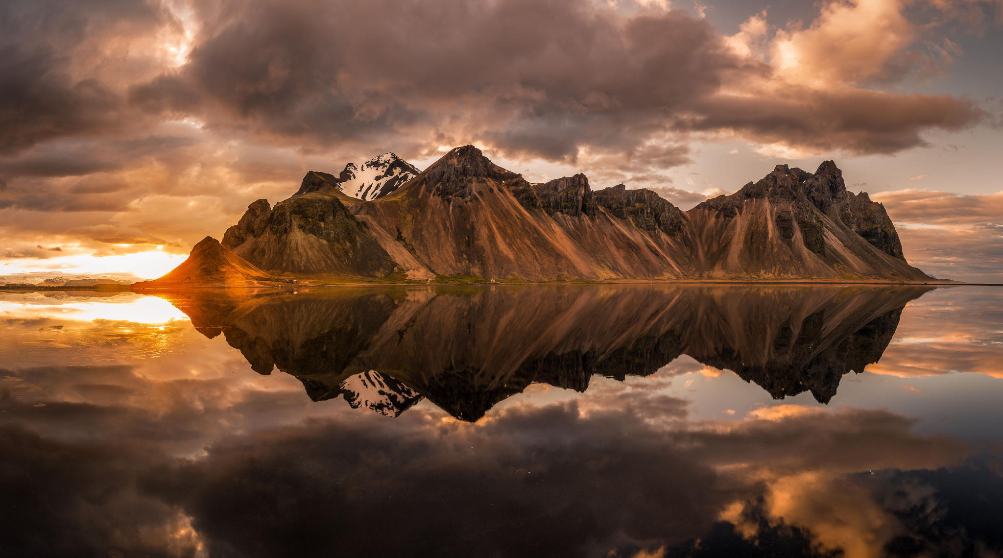 Descarga gratis la imagen Naturaleza, Agua, Amanecer, Montaña, Lago, Nube, Tierra/naturaleza, Reflejo en el escritorio de tu PC