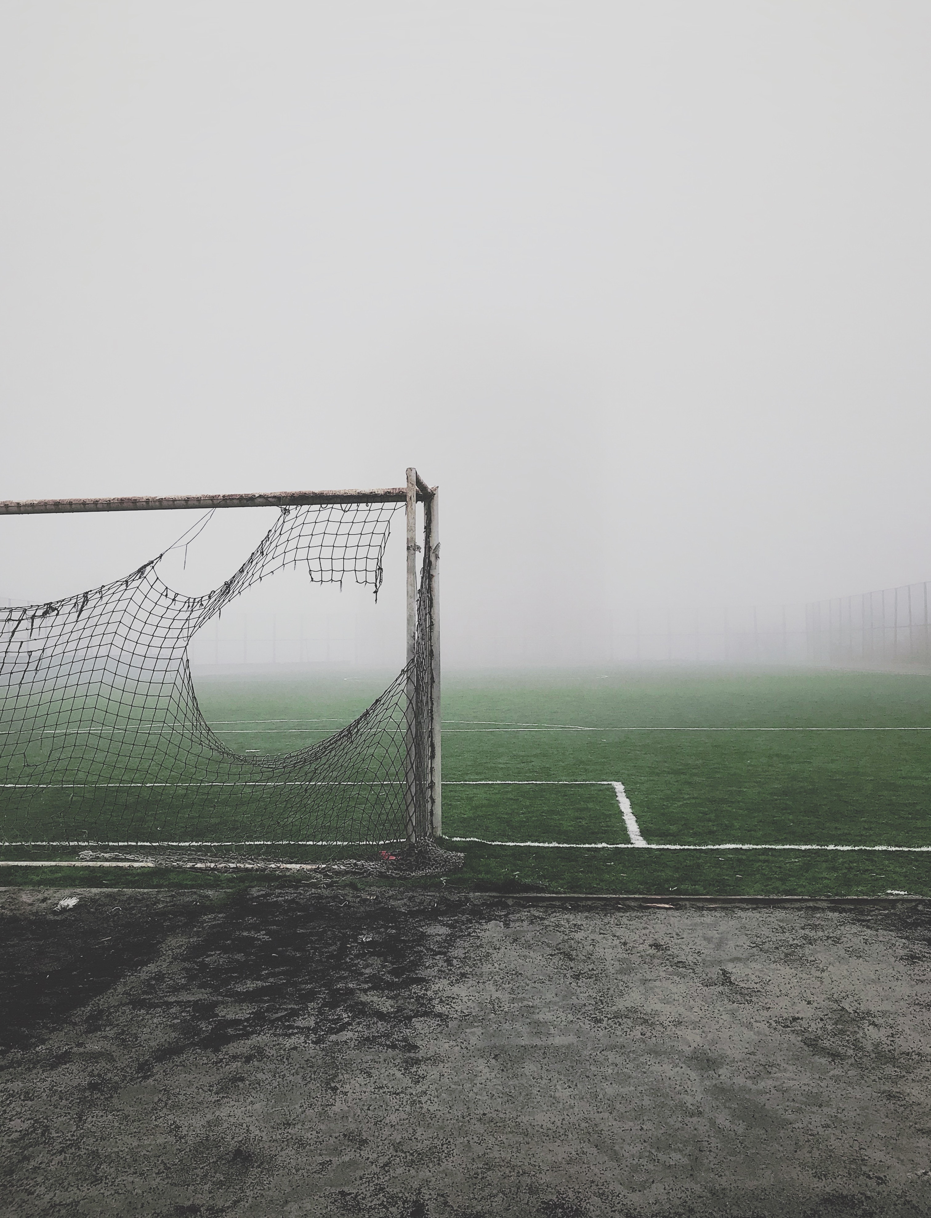 124026 скачать обои футбольные ворота, газон, спорт, мрачный, туман, настроение, рваный - заставки и картинки бесплатно