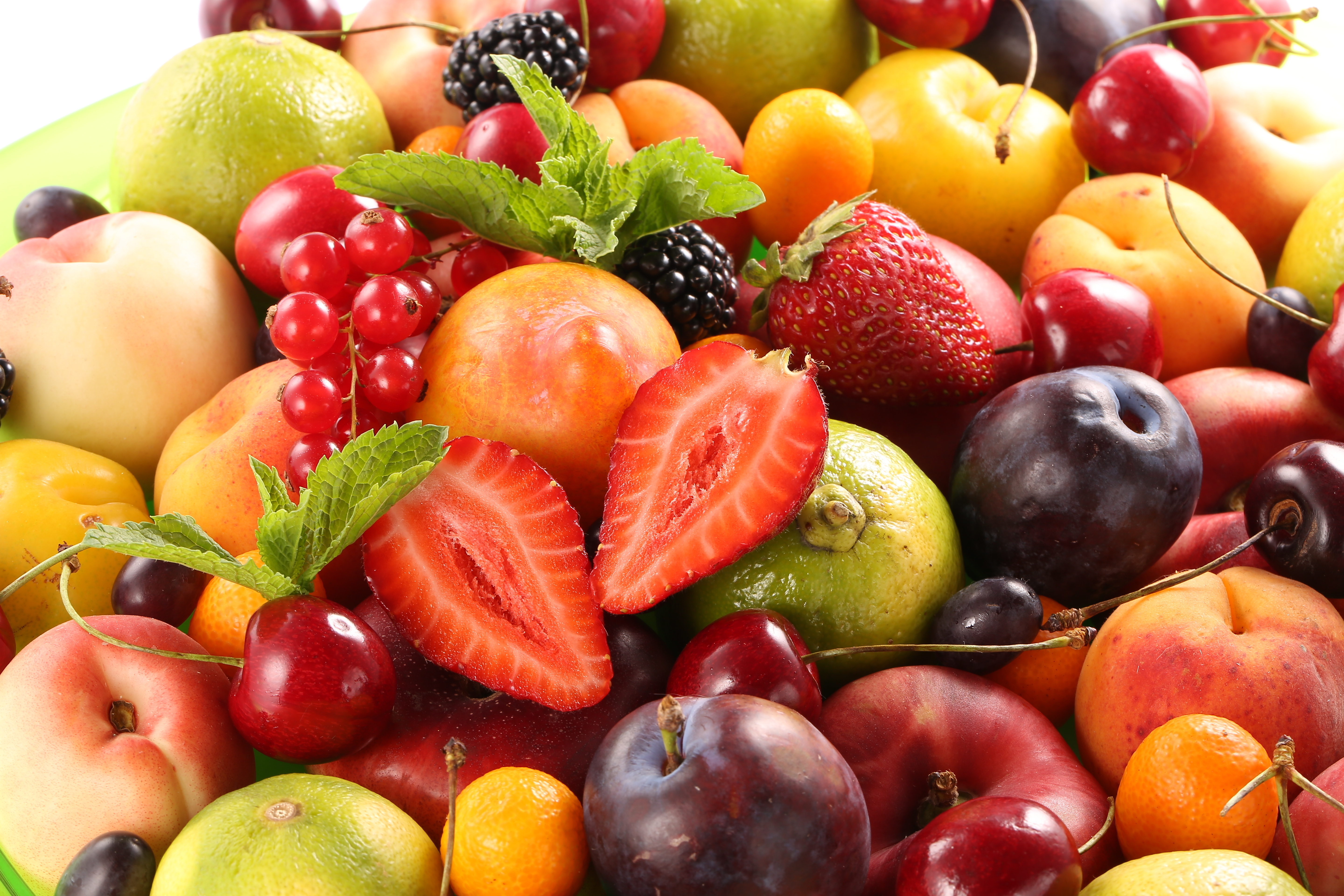 378186 Hintergrundbild herunterladen nahrungsmittel, frucht, kirsche, pfirsich, zwetschge, erdbeere, früchte - Bildschirmschoner und Bilder kostenlos