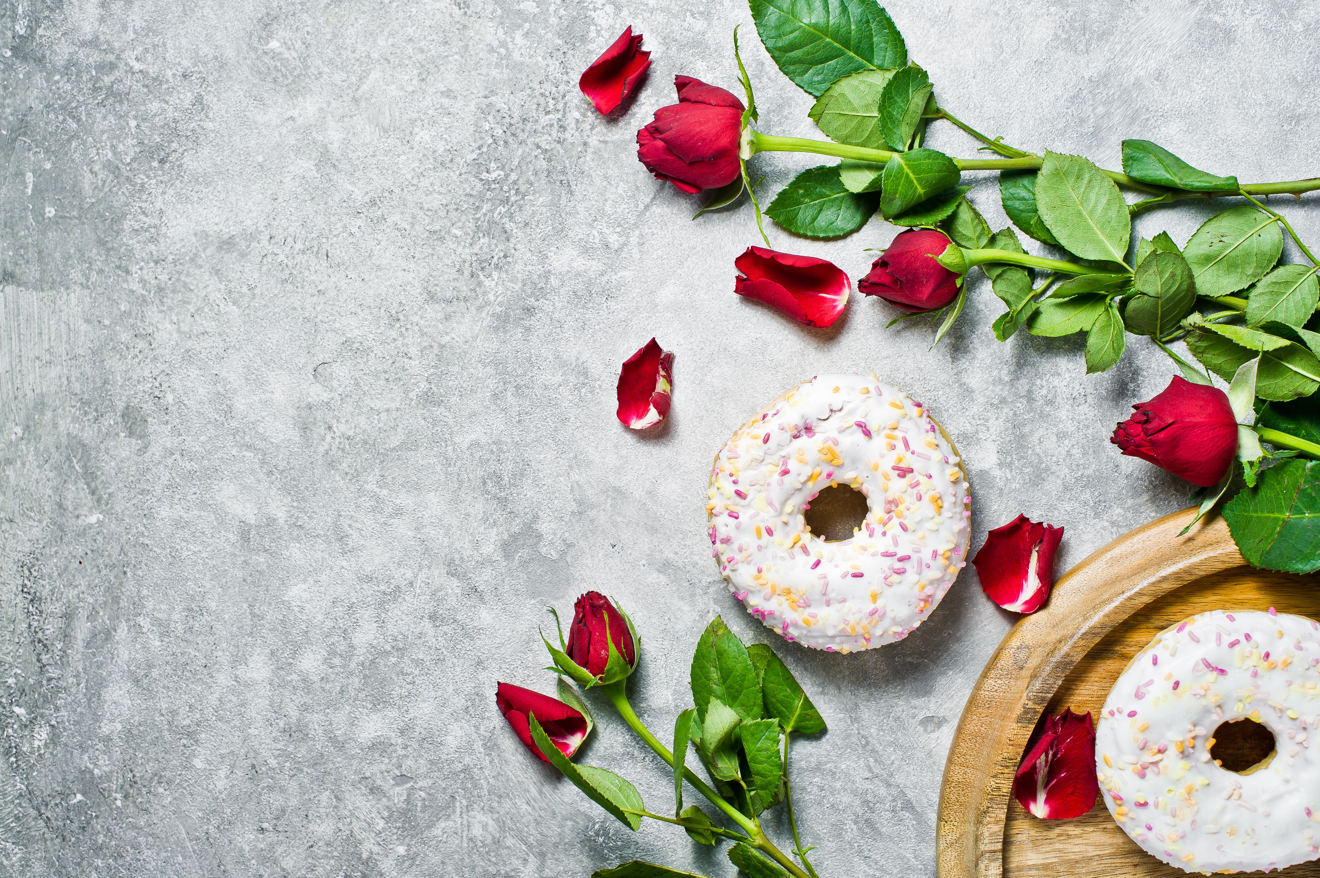 Téléchargez gratuitement l'image Nourriture, Rose, Fleur, Sucreries, Donut, Fleur Rouge, Nature Morte sur le bureau de votre PC