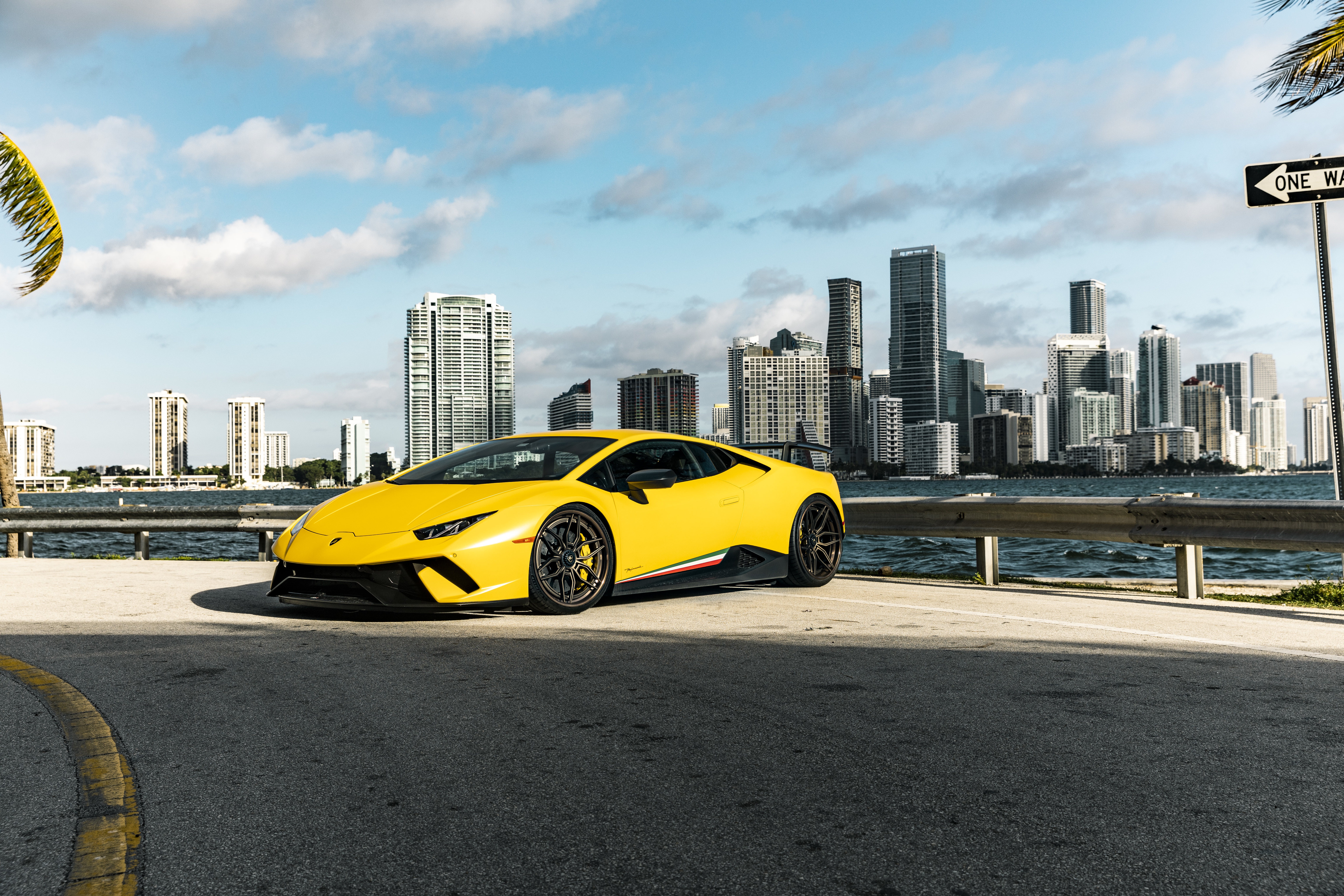 Скачать картинку Ламборджини, Суперкар, Транспортные Средства, Lamborghini Huracan Performance в телефон бесплатно.
