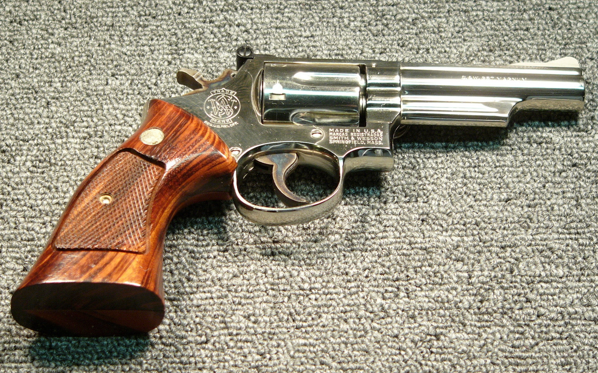 Скачать обои Револьвер Smith & Wesson 357 Magnum на телефон бесплатно