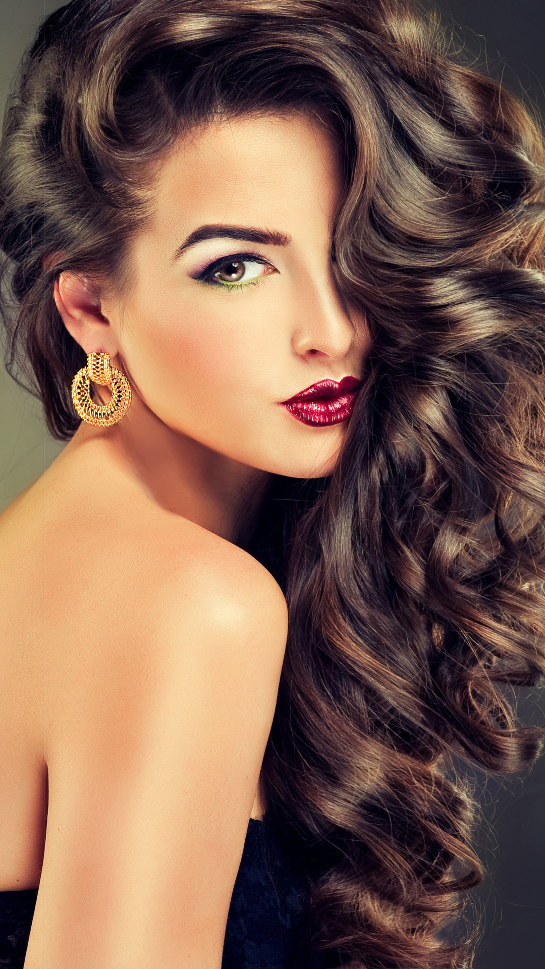 Download mobile wallpaper Hair, Brunette, Model, Women, Earrings, Curl, Lipstick for free.
