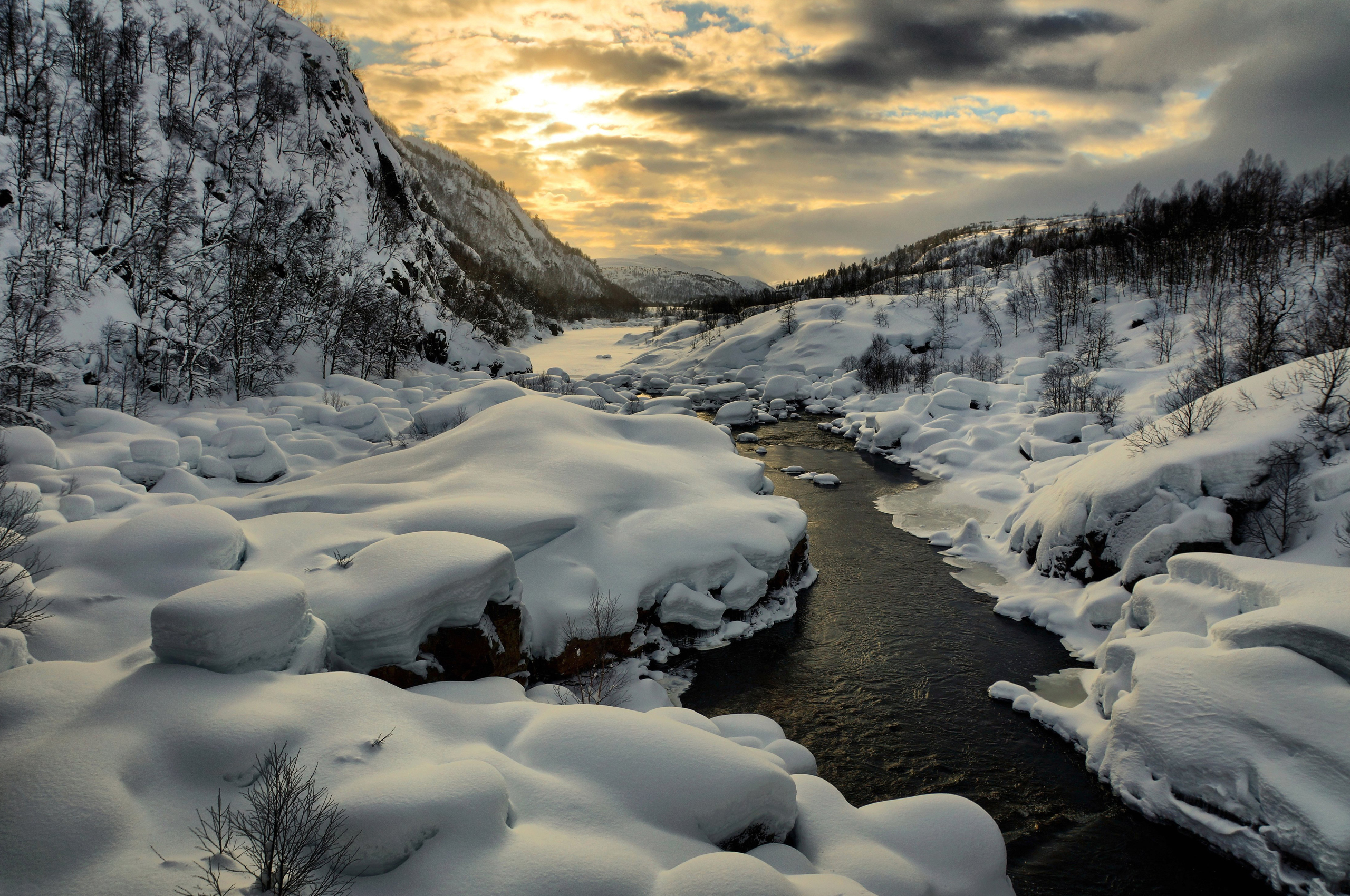 Скачать картинку Ручей, Река, Снег, Зима, Гора, Земля/природа в телефон бесплатно.