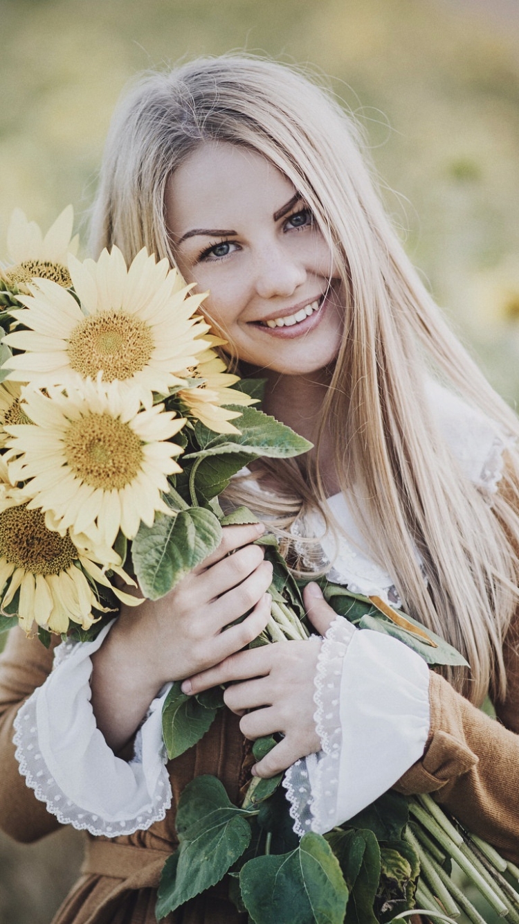 Handy-Wallpaper Sommer, Lächeln, Blond, Sonnenblume, Modell, Frauen, Blaue Augen, Gelbe Blume, Blondinen kostenlos herunterladen.