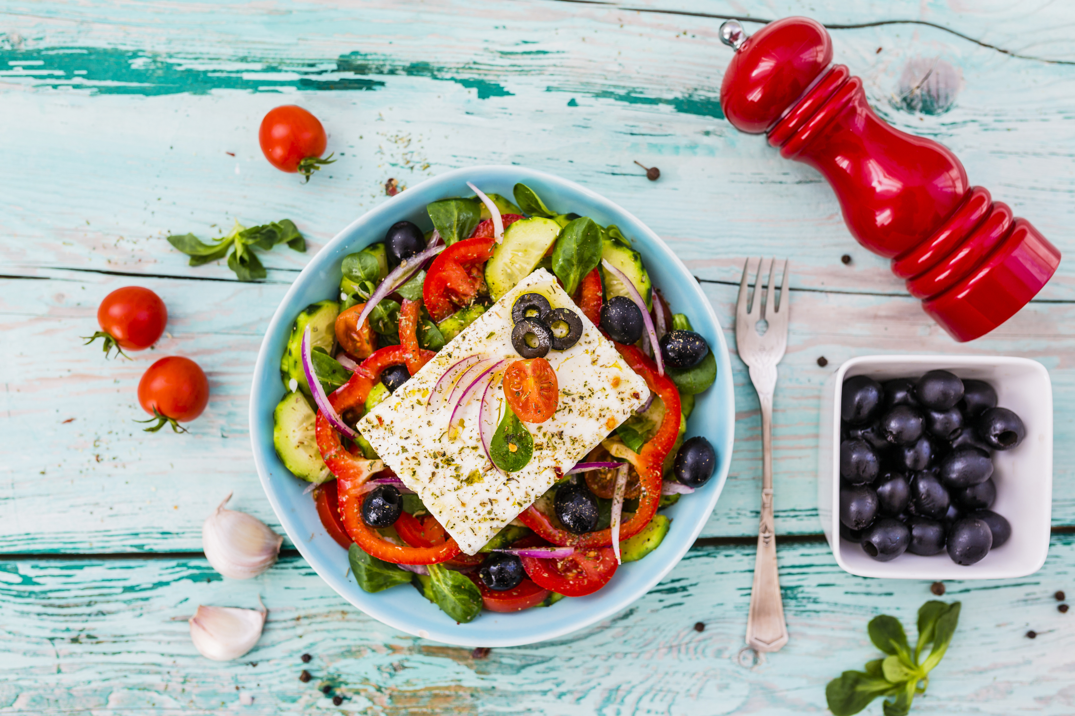 Handy-Wallpaper Salat, Tomate, Olive, Nahrungsmittel, Stillleben kostenlos herunterladen.