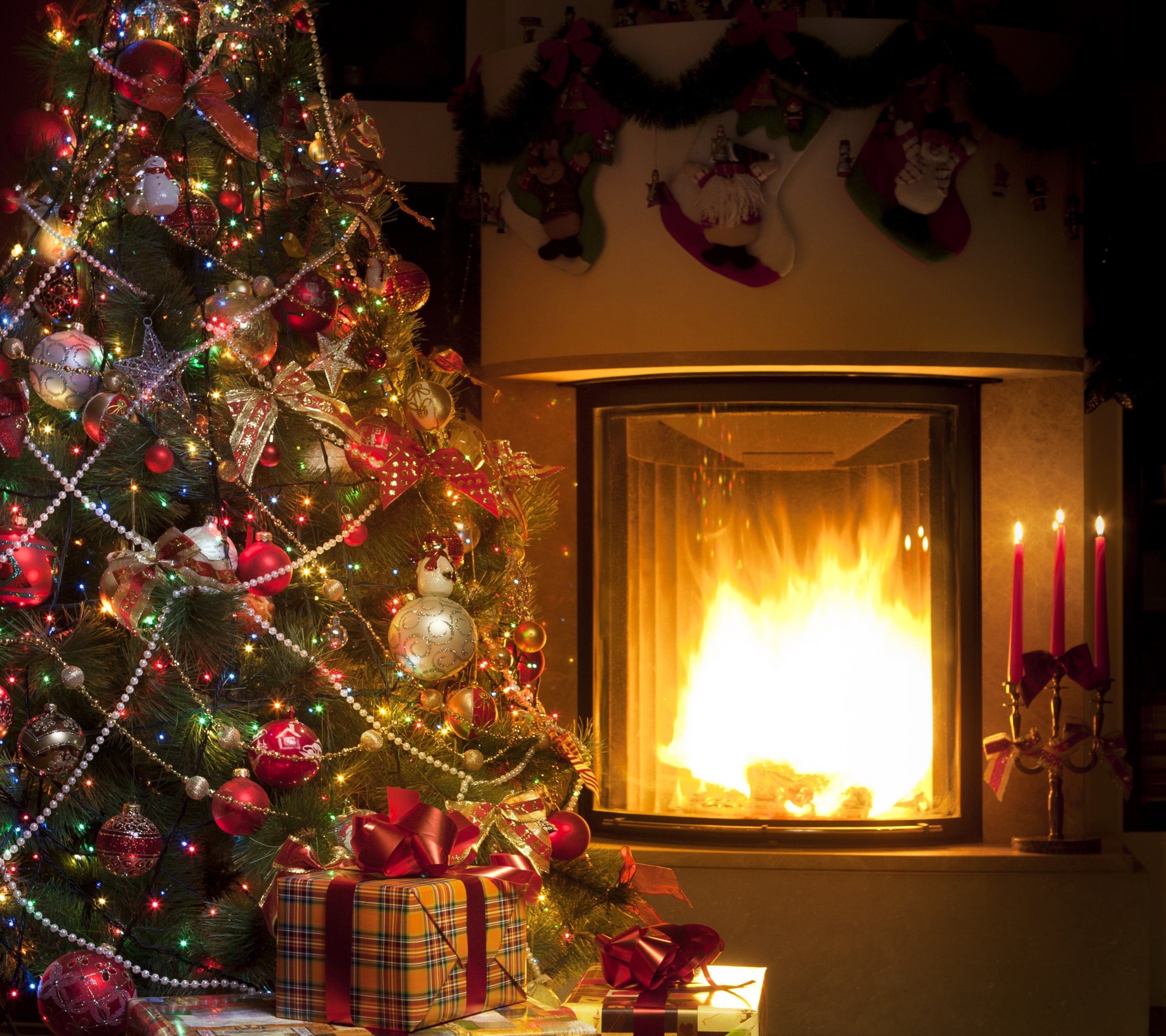 Laden Sie das Feiertage, Weihnachten, Geschenk, Weihnachtsschmuck, Weihnachtsbaum, Kamin-Bild kostenlos auf Ihren PC-Desktop herunter