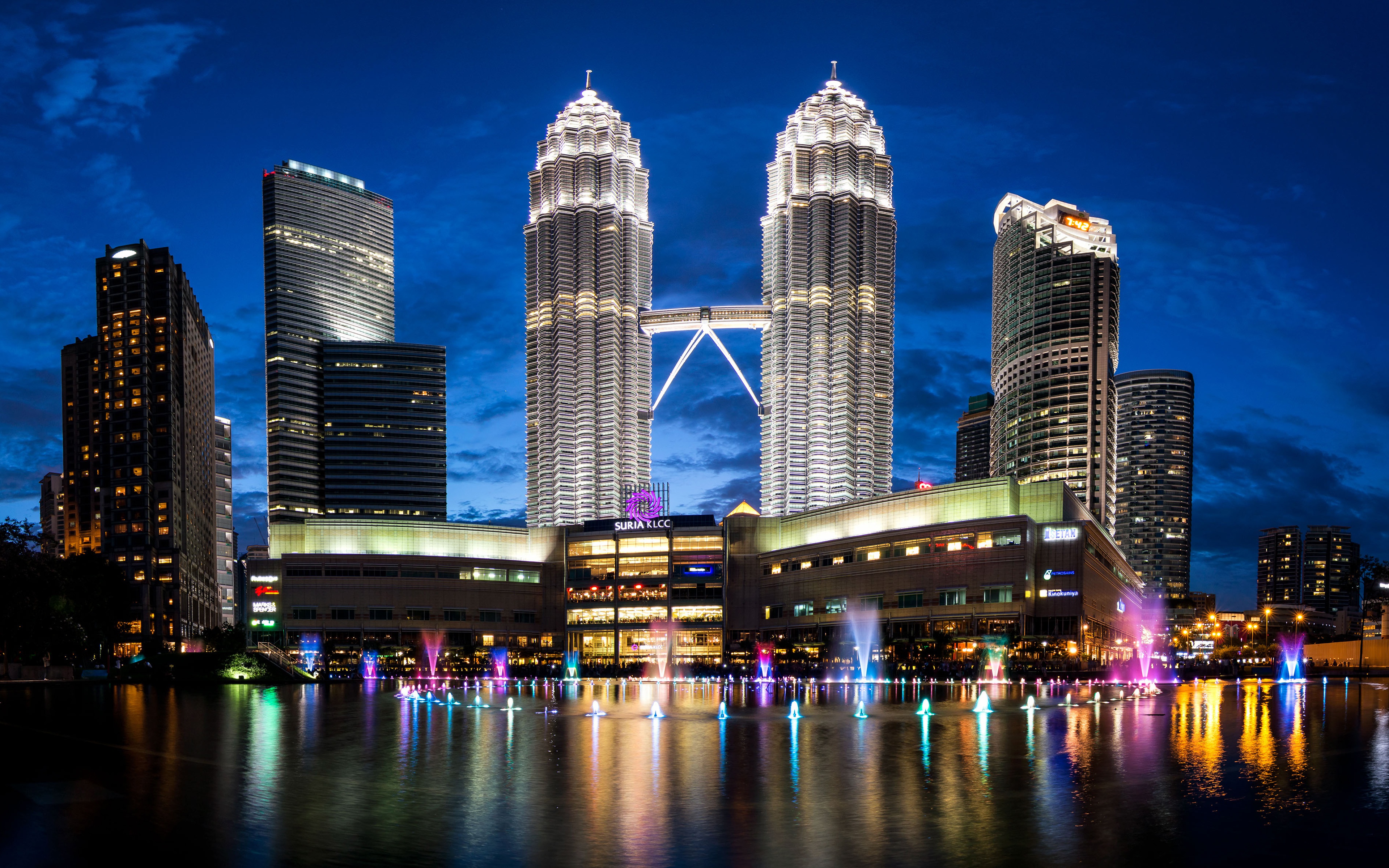 427801画像をダウンロード超高層ビル, マンメイド, クアラルンプール, マレーシア, 夜, ペトロナス タワーズ, 都市-壁紙とスクリーンセーバーを無料で