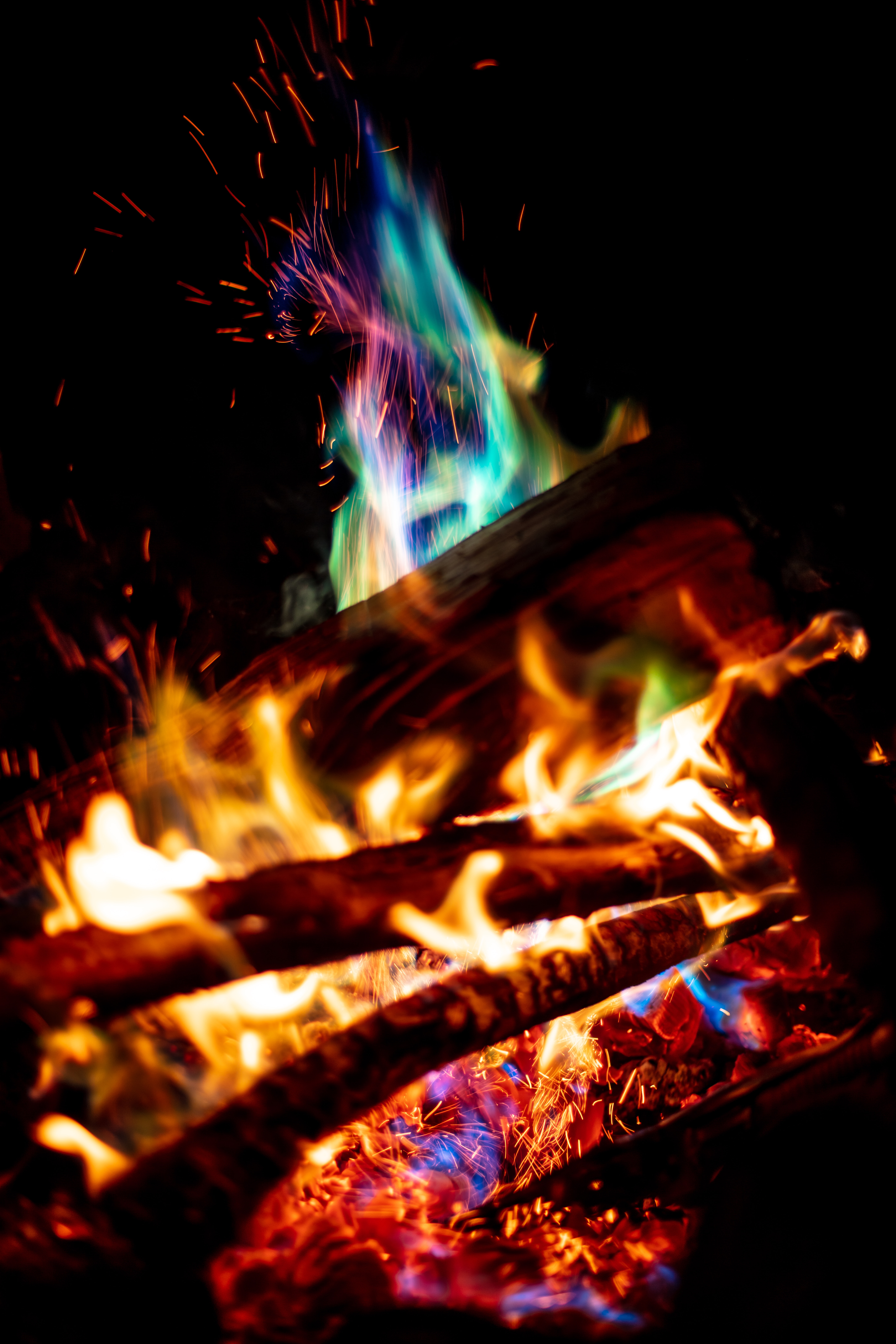 Téléchargez des papiers peints mobile Étincelles, Sparks, Bonfire, Sombre, Feu, Flamme gratuitement.