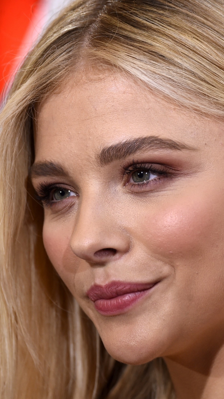 Download mobile wallpaper Close Up, Face, Earrings, American, Celebrity, Actress, Chloë Grace Moretz for free.