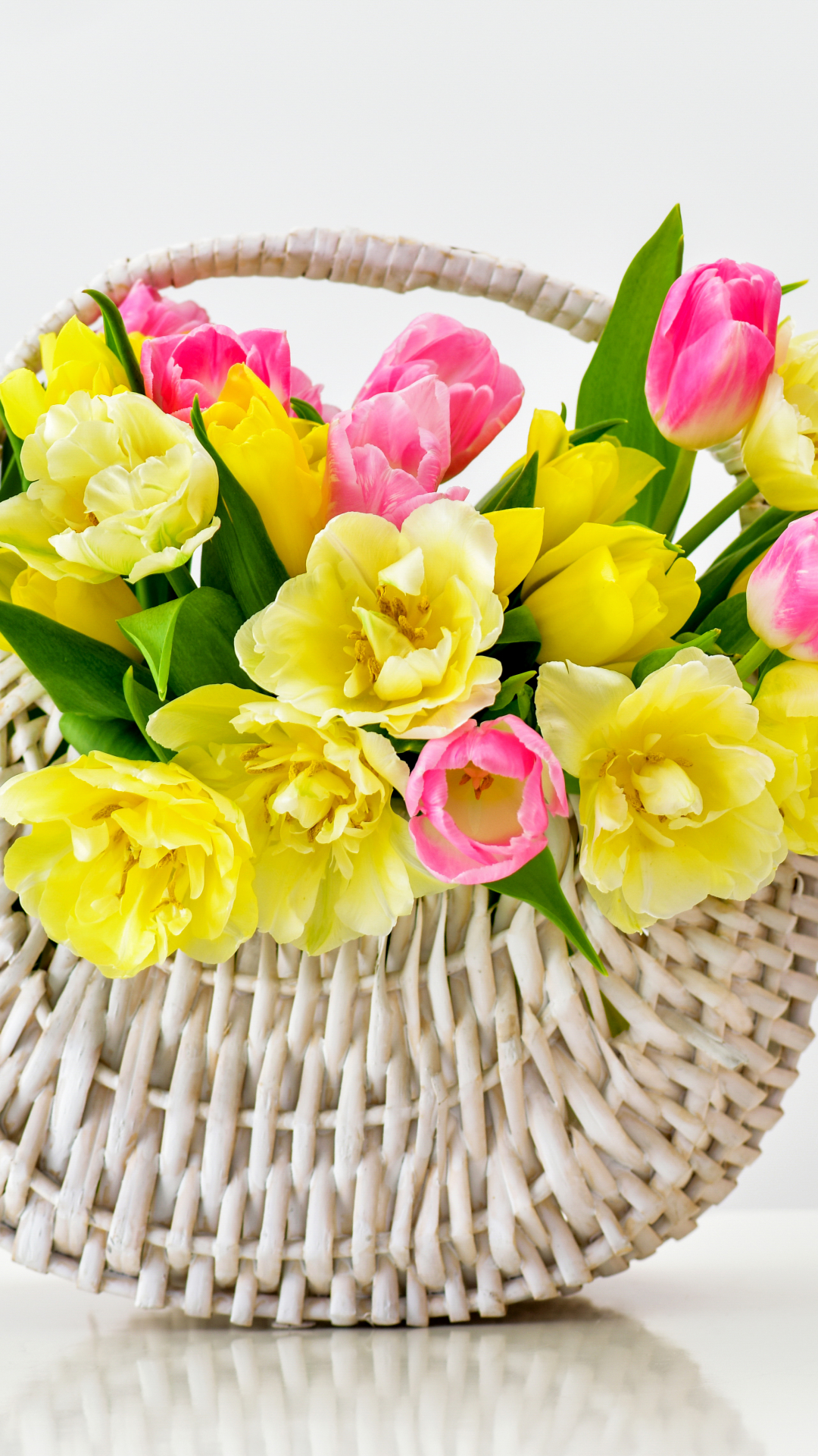 Handy-Wallpaper Blume, Farben, Korb, Frühling, Tulpe, Gelbe Blume, Menschengemacht, Pinke Blume kostenlos herunterladen.