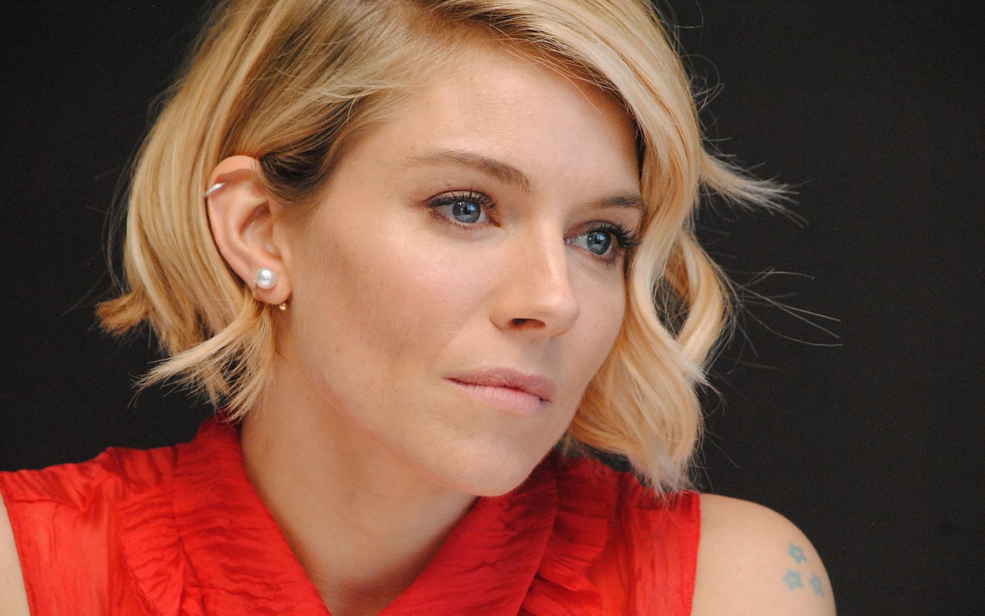 Baixar papel de parede para celular de Olhos Azuis, Celebridade, Atriz, Cabelo Loiro, Sienna Miller gratuito.