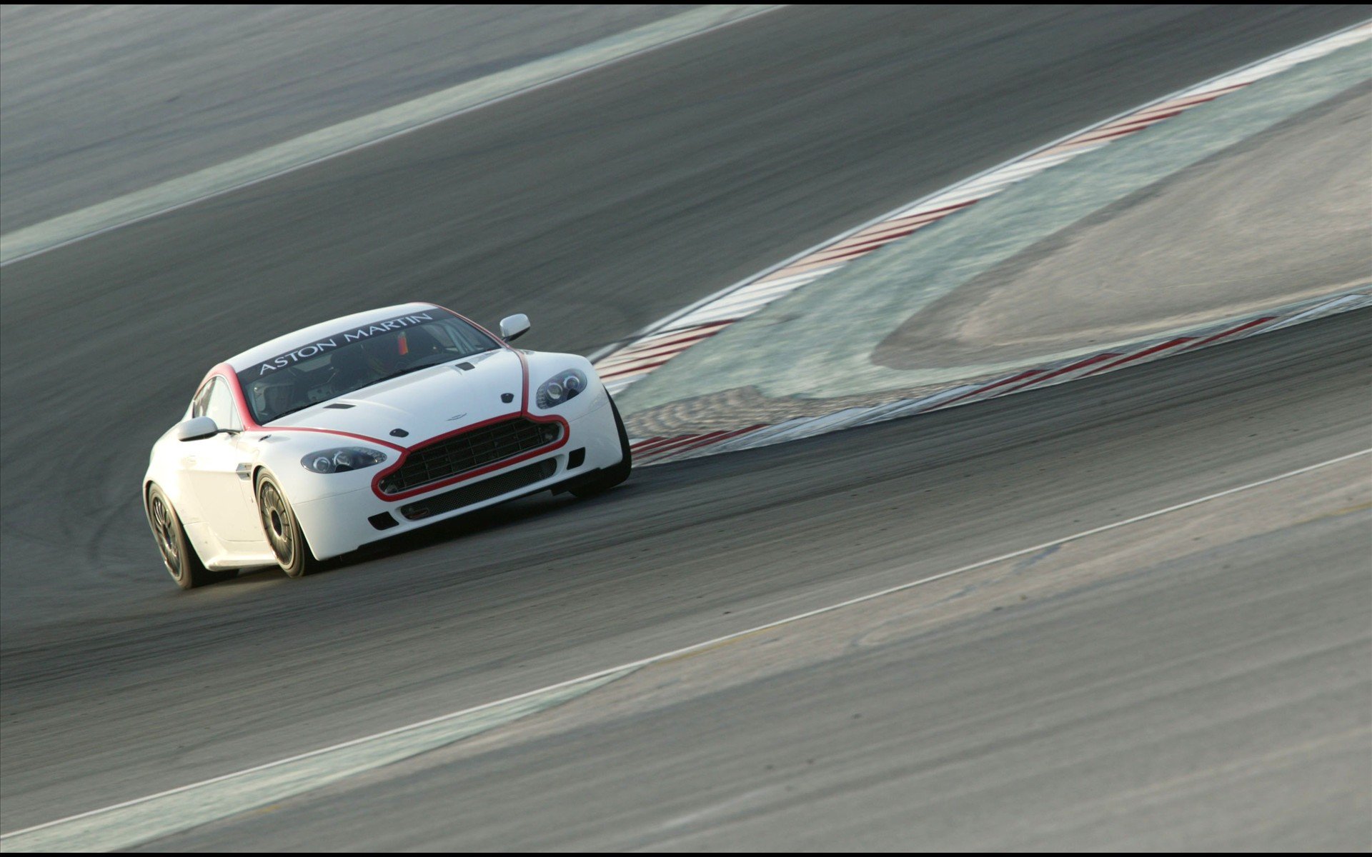 Télécharger des fonds d'écran Aston Martin Vantage Gt4 HD