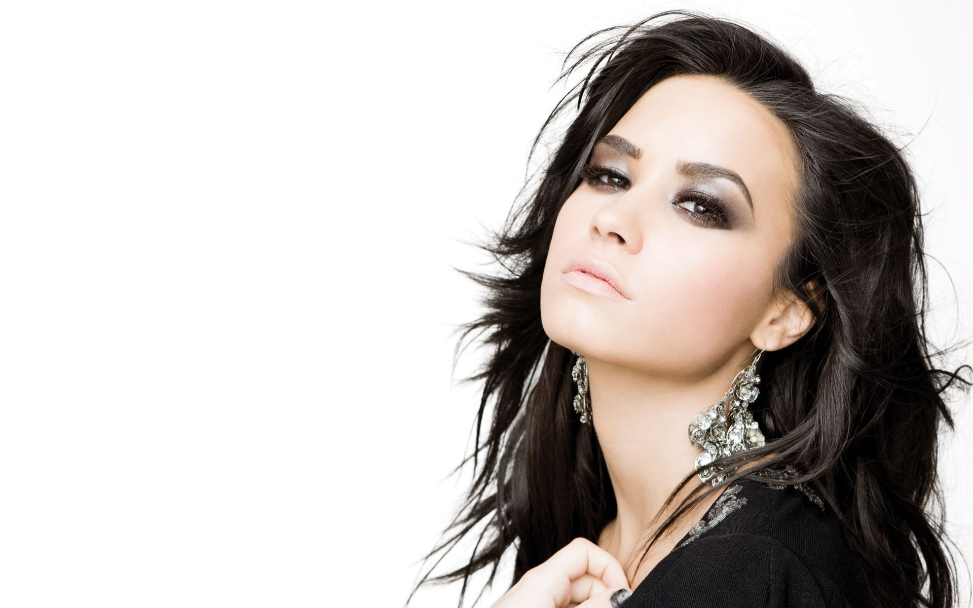 Handy-Wallpaper Musik, Sänger, Ohrringe, Amerikanisch, Schwarzes Haar, Demi Lovato kostenlos herunterladen.