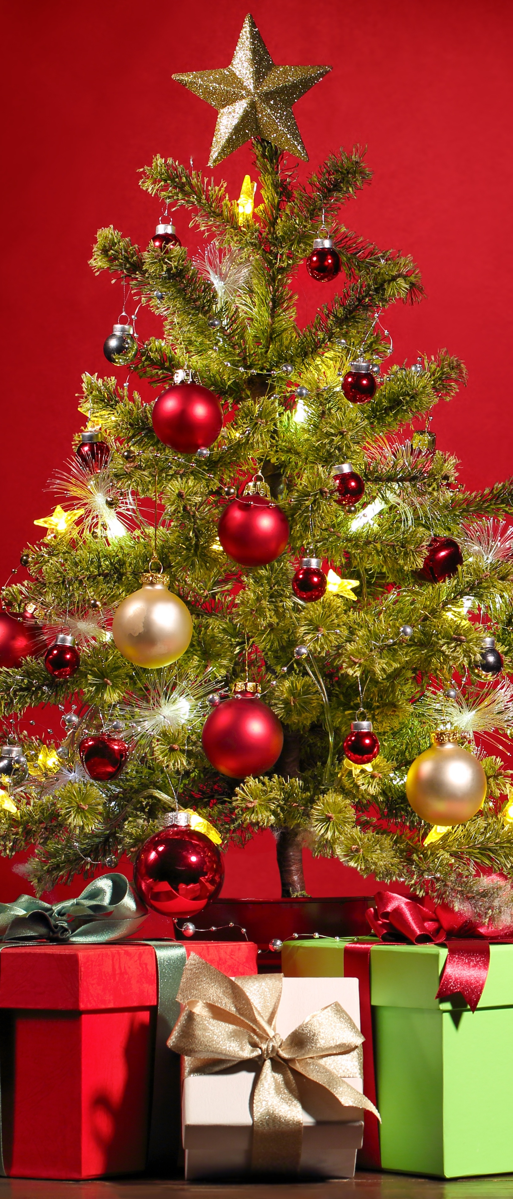 Download mobile wallpaper Christmas, Holiday, Gift, Christmas Tree, Christmas Ornaments for free.