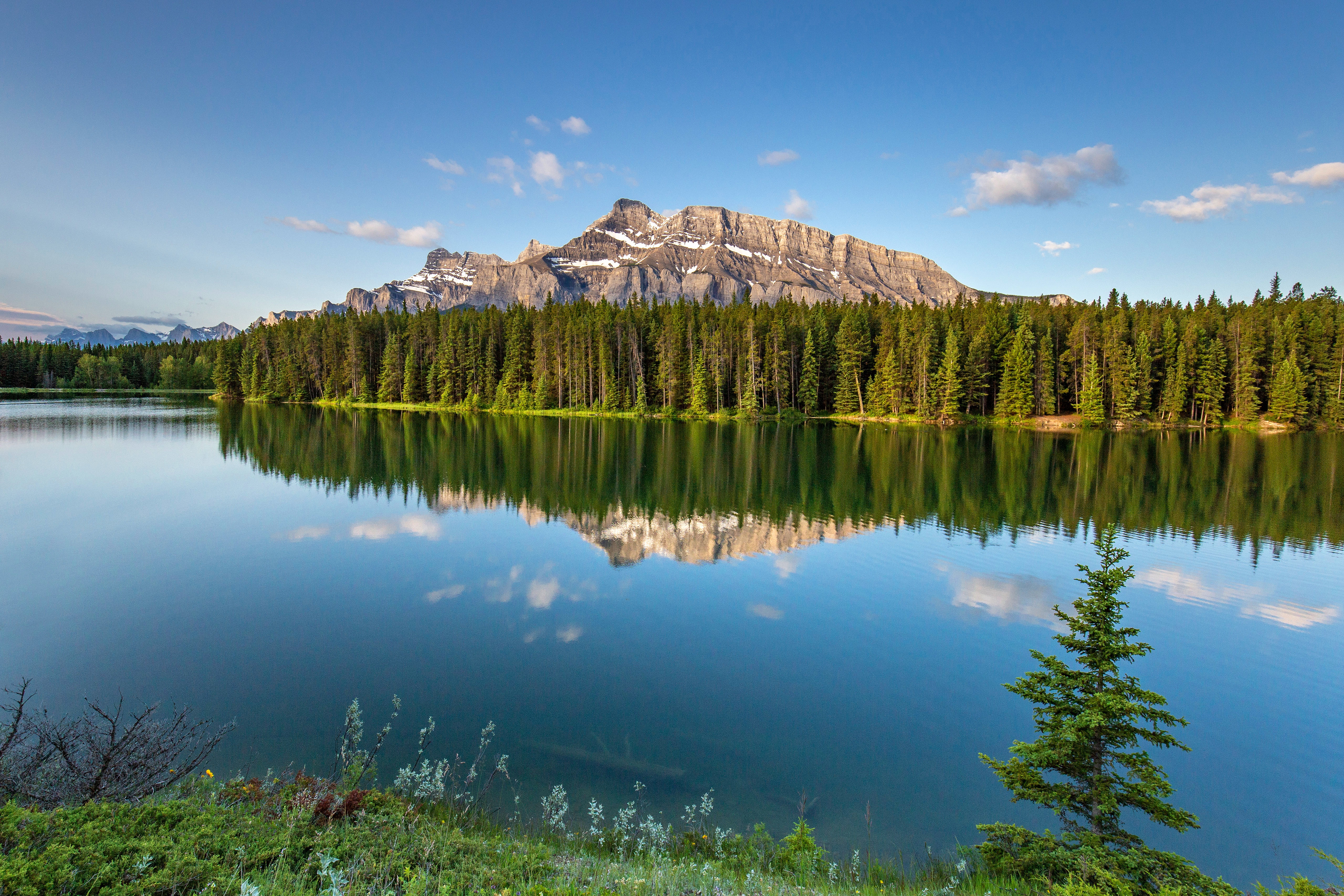 Baixe gratuitamente a imagem Céu, Montanha, Lago, Canadá, Floresta, Terra/natureza, Reflecção na área de trabalho do seu PC