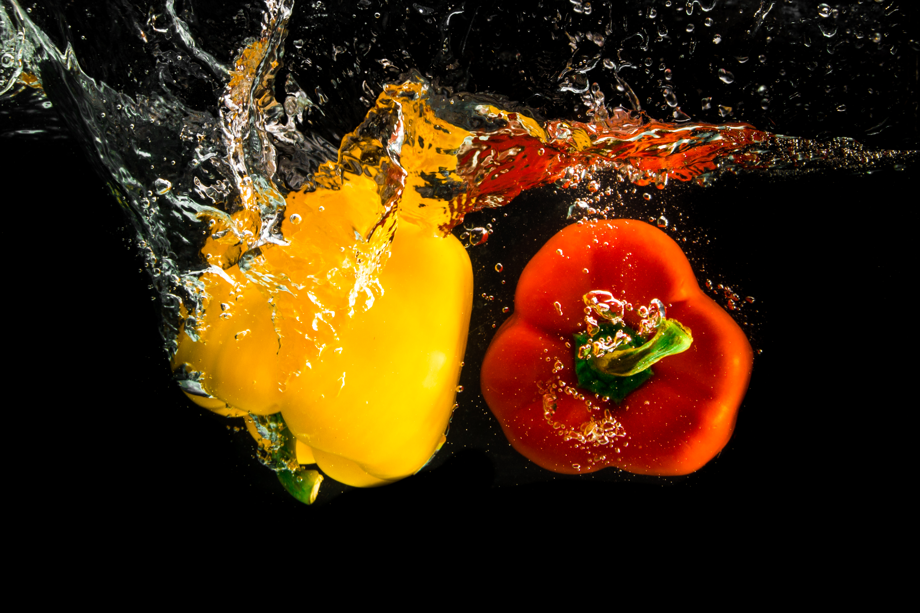 Free download wallpaper Pepper, Water, Food, Vegetables, Spray, Splash on your PC desktop