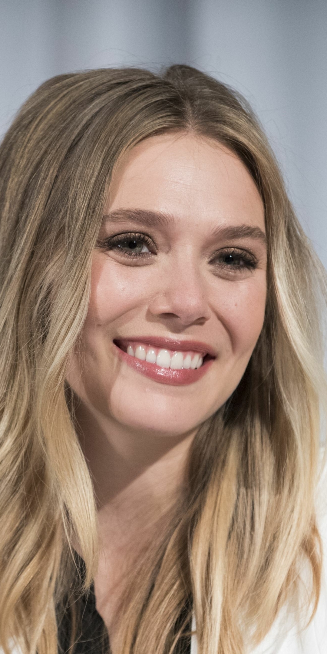 Download mobile wallpaper Smile, Blonde, American, Celebrity, Actress, Elizabeth Olsen for free.