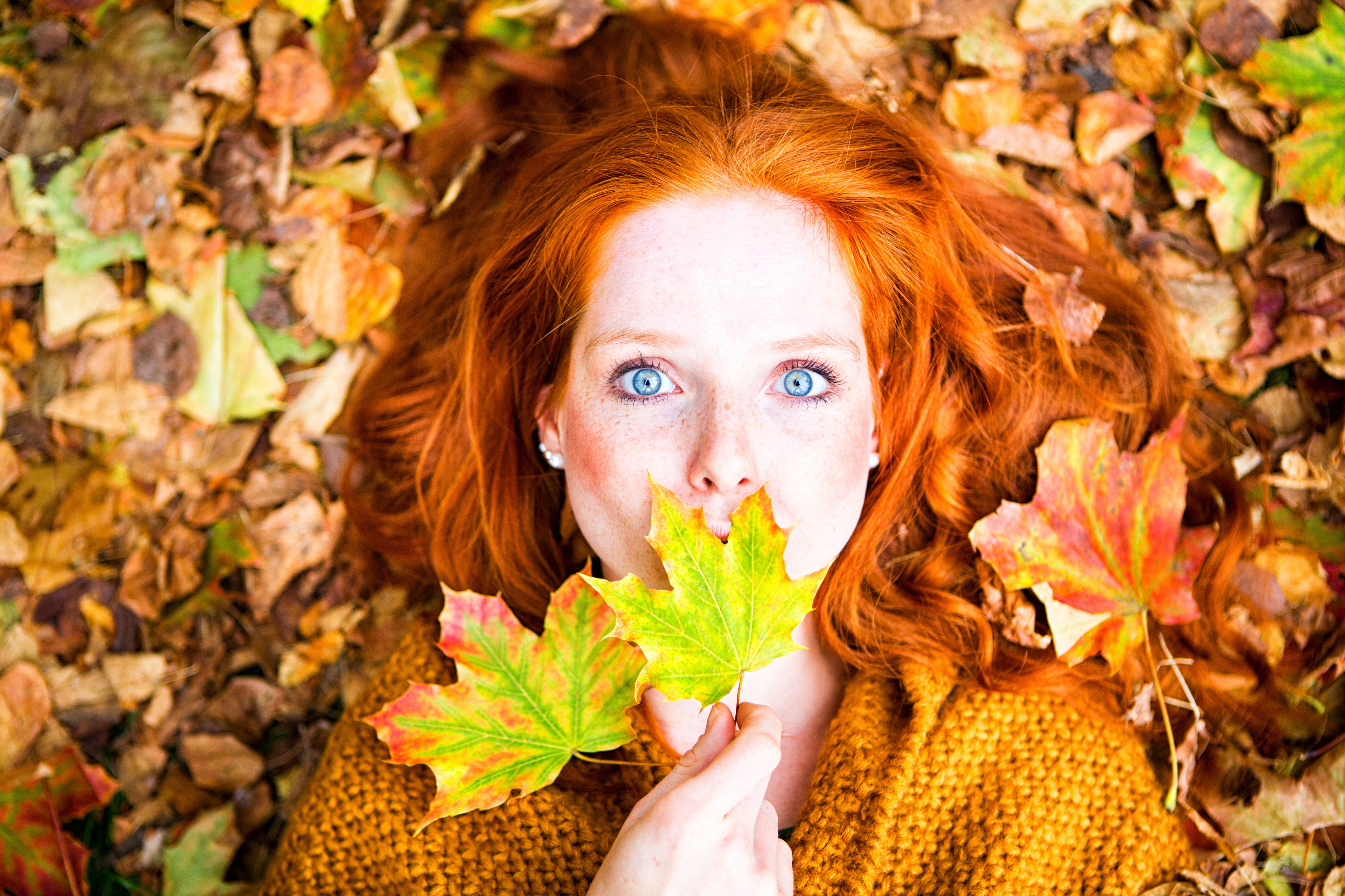 Free download wallpaper Leaf, Fall, Redhead, Mood, Face, Model, Women, Blue Eyes on your PC desktop