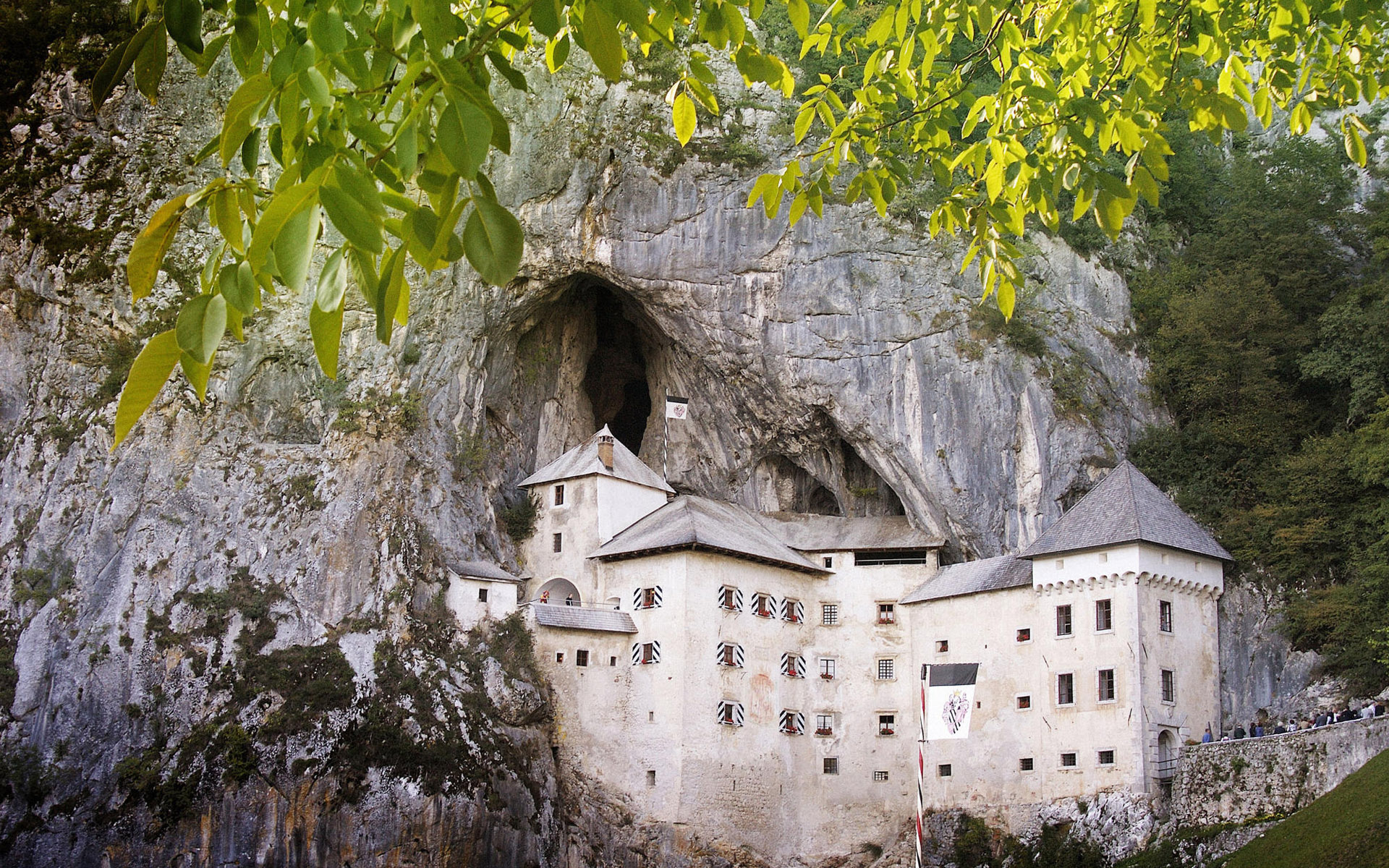 287682 économiseurs d'écran et fonds d'écran Château De Predjama sur votre téléphone. Téléchargez  images gratuitement