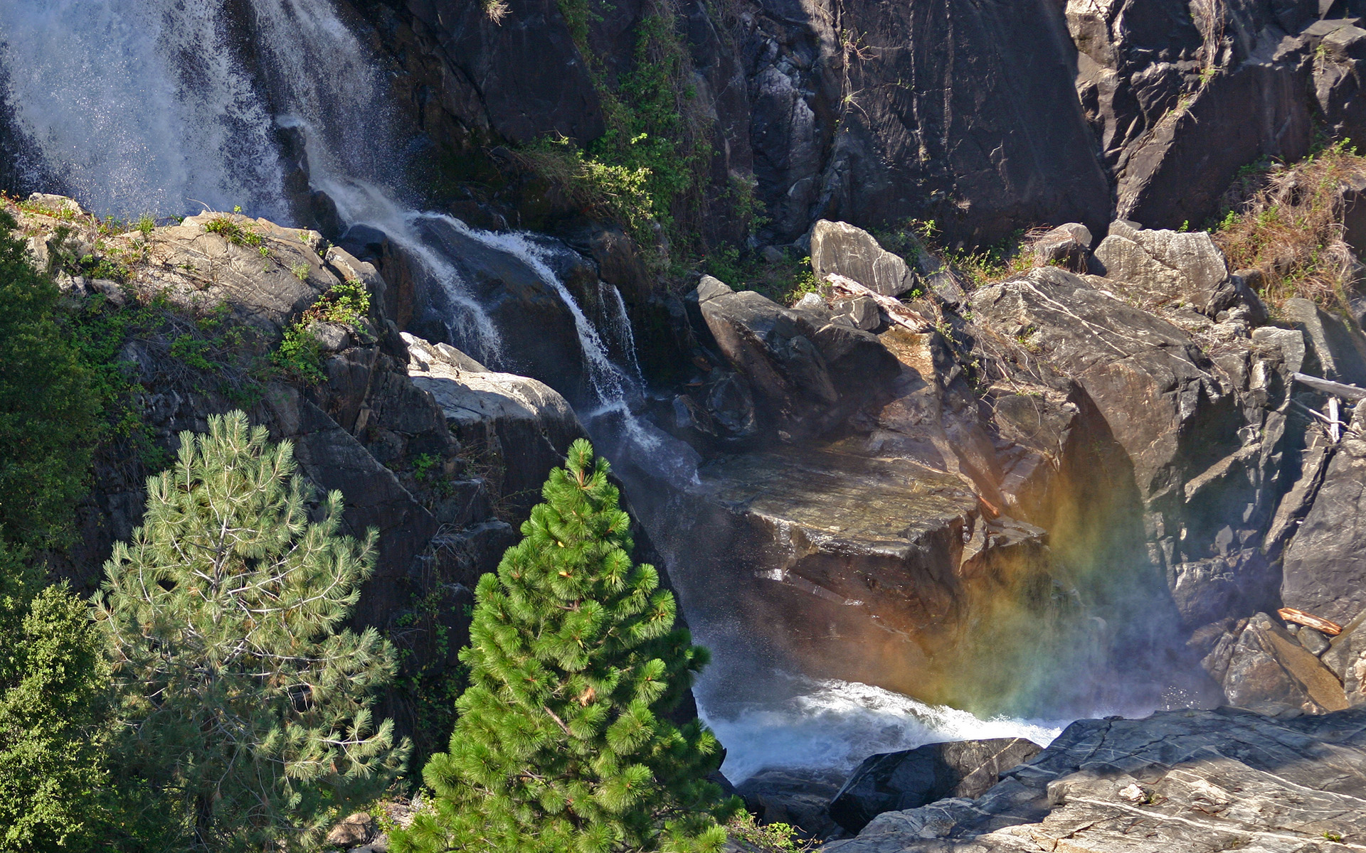 Handy-Wallpaper Wasserfall, Wasserfälle, Baum, Gebirge, Regenbogen, Erde/natur kostenlos herunterladen.