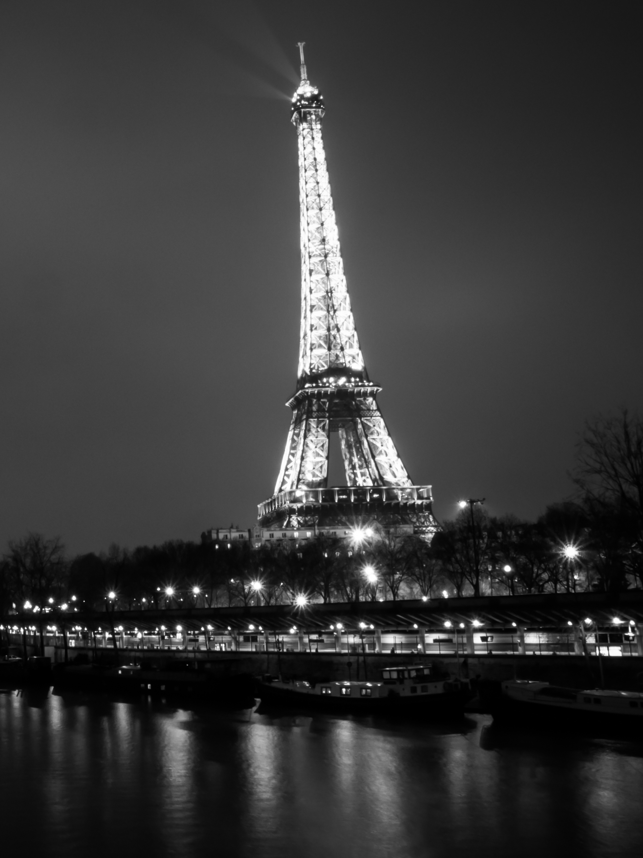 Скачать обои бесплатно Города, Ночь, Париж, Эйфелева Башня, Франция, Чёрно Белое, Черно Белый, Сделано Человеком картинка на рабочий стол ПК