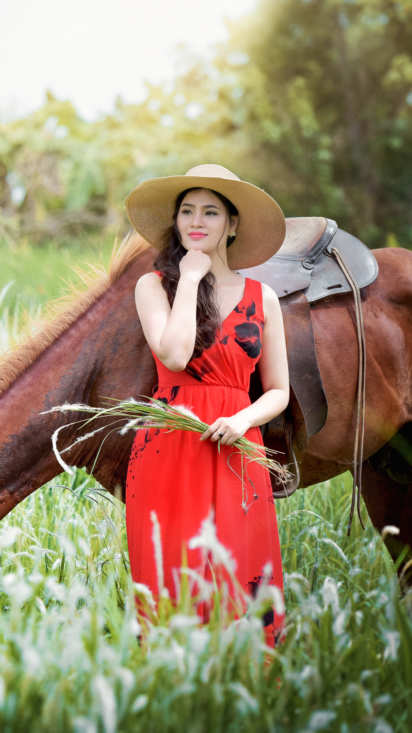 無料モバイル壁紙草, 馬, 帽子, ブルネット, モデル, 女性, アジア人, 赤いドレスをダウンロードします。