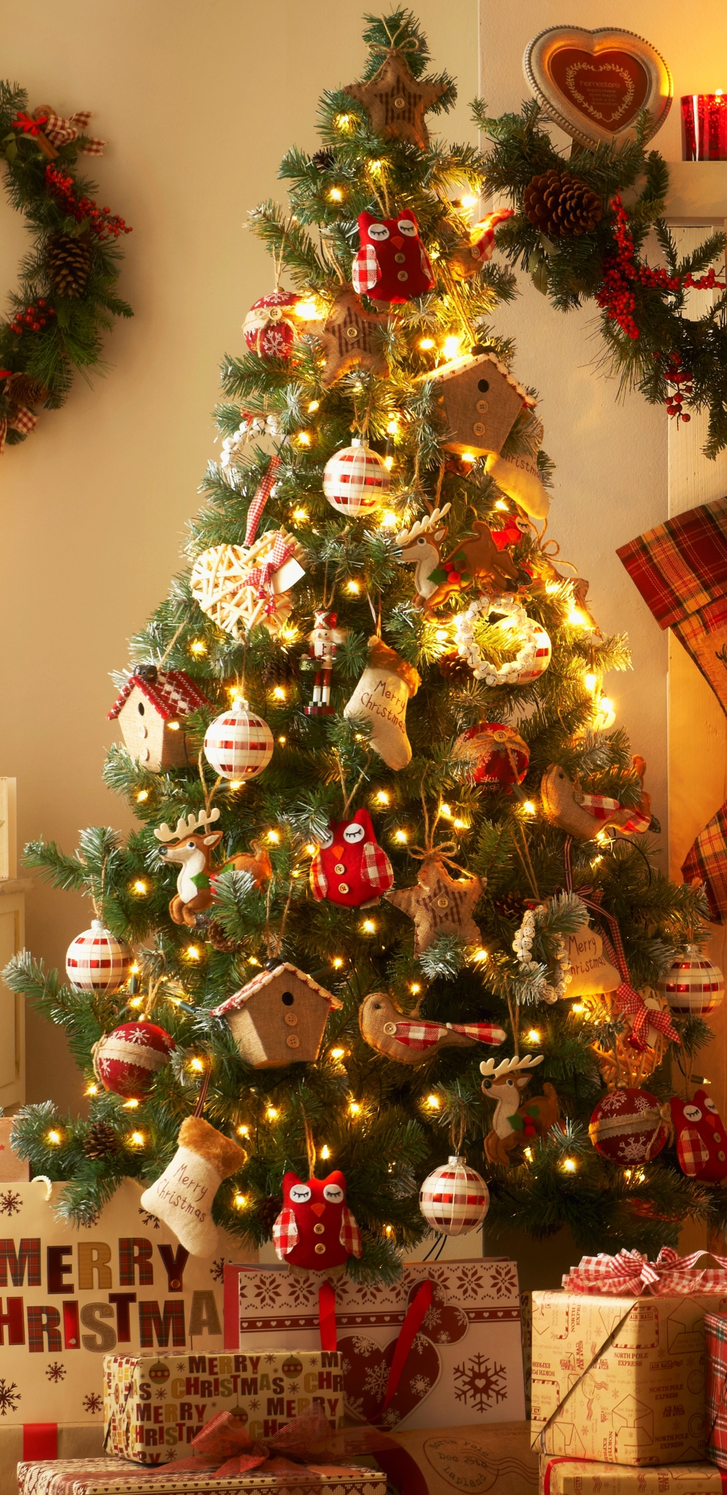 Handy-Wallpaper Feiertage, Dekoration, Weihnachten, Geschenk, Weihnachtsschmuck, Weihnachtsbaum, Kerze, Weihnachtsbeleuchtung kostenlos herunterladen.