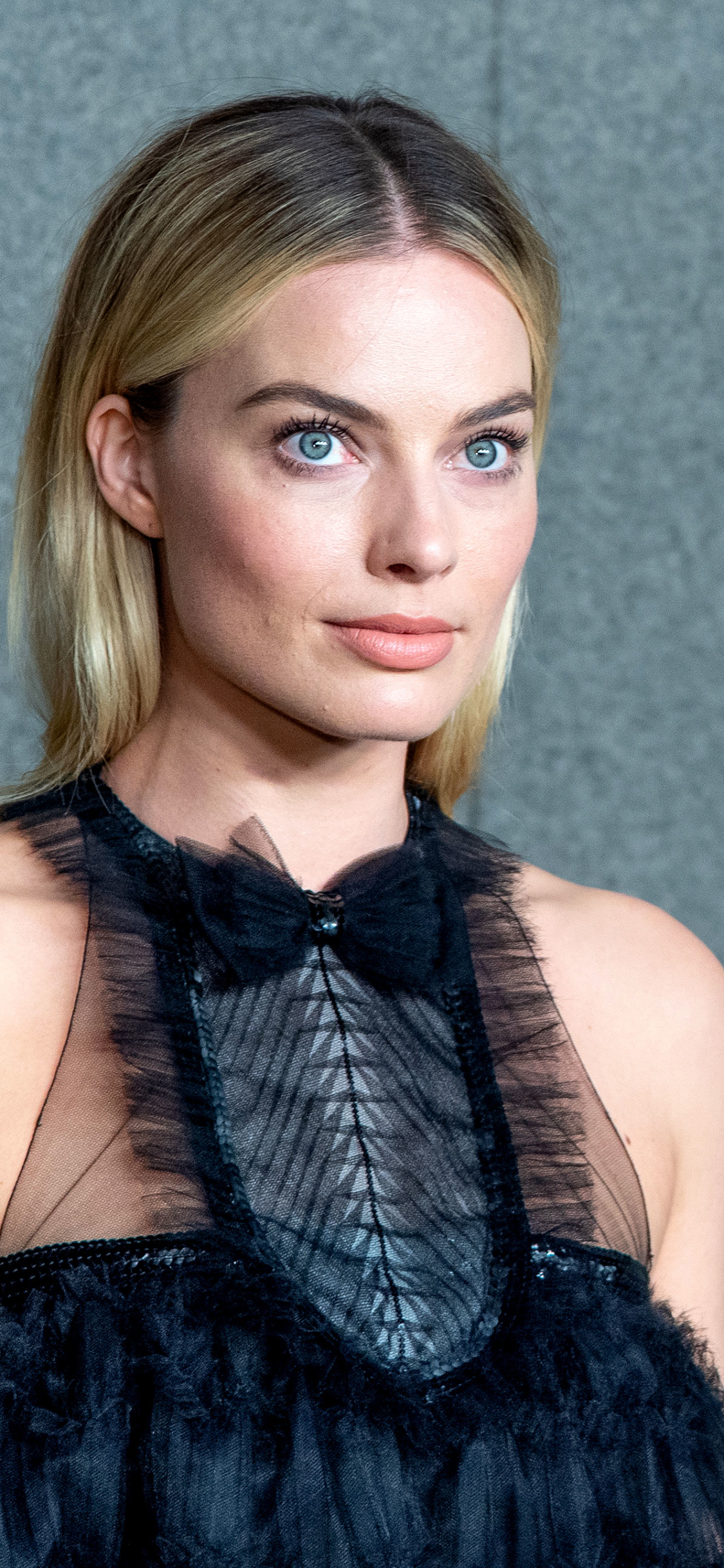 Download mobile wallpaper Blonde, Blue Eyes, Celebrity, Actress, Australian, Margot Robbie for free.