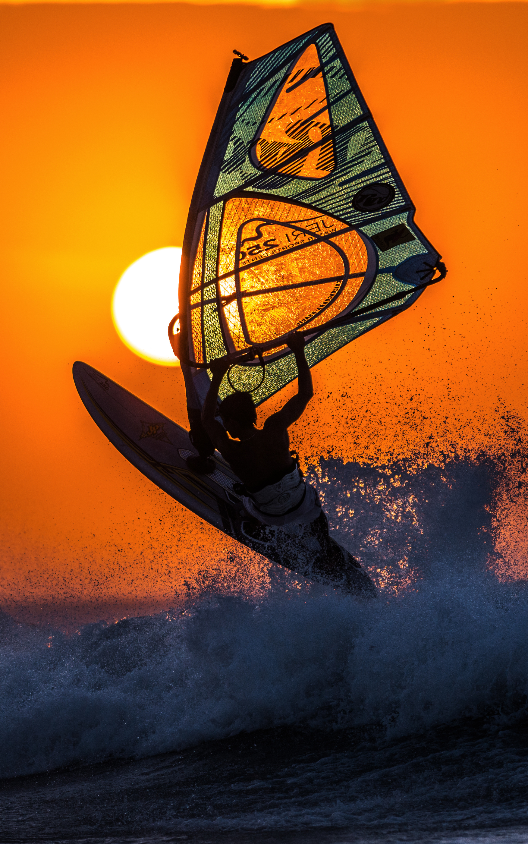 Handy-Wallpaper Sport, Surfen, Windsurfen, Welle, Sonnenuntergang, Wellenreiten kostenlos herunterladen.